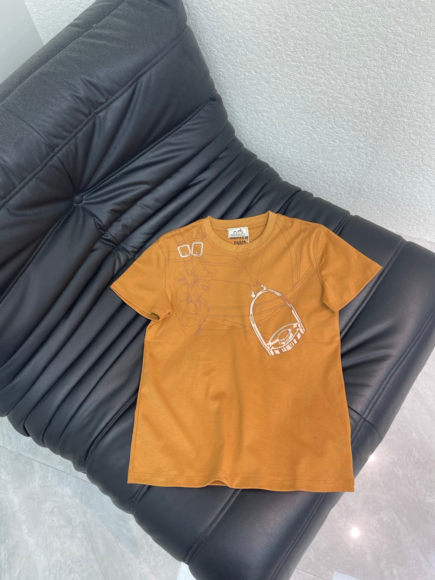 C18597 Herme*26 Spring/Summer new model💕 Geometric pattern printed short-sleeve T-shirt! Custom-made with pure cotton material – delicate texture, comfortable and breathable. Abstract lines on the chest + metallic button patterns reflect the brand’s style — image 3