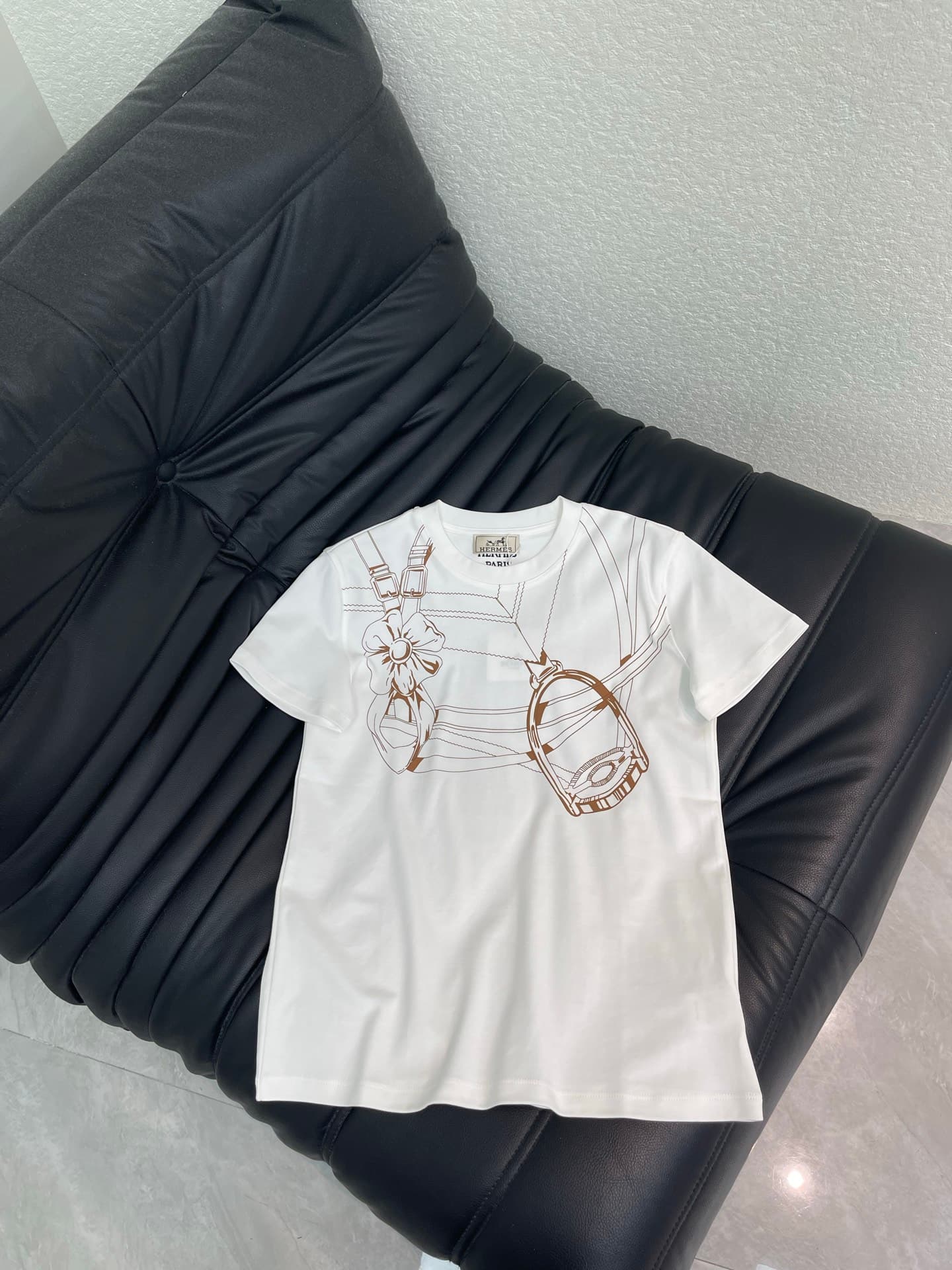 C18597 Herme*26 Spring/Summer new model💕 Geometric pattern printed short-sleeve T-shirt! Custom-made with pure cotton material – delicate texture, comfortable and breathable. Abstract lines on the chest + metallic button patterns reflect the brand’s style — image 2