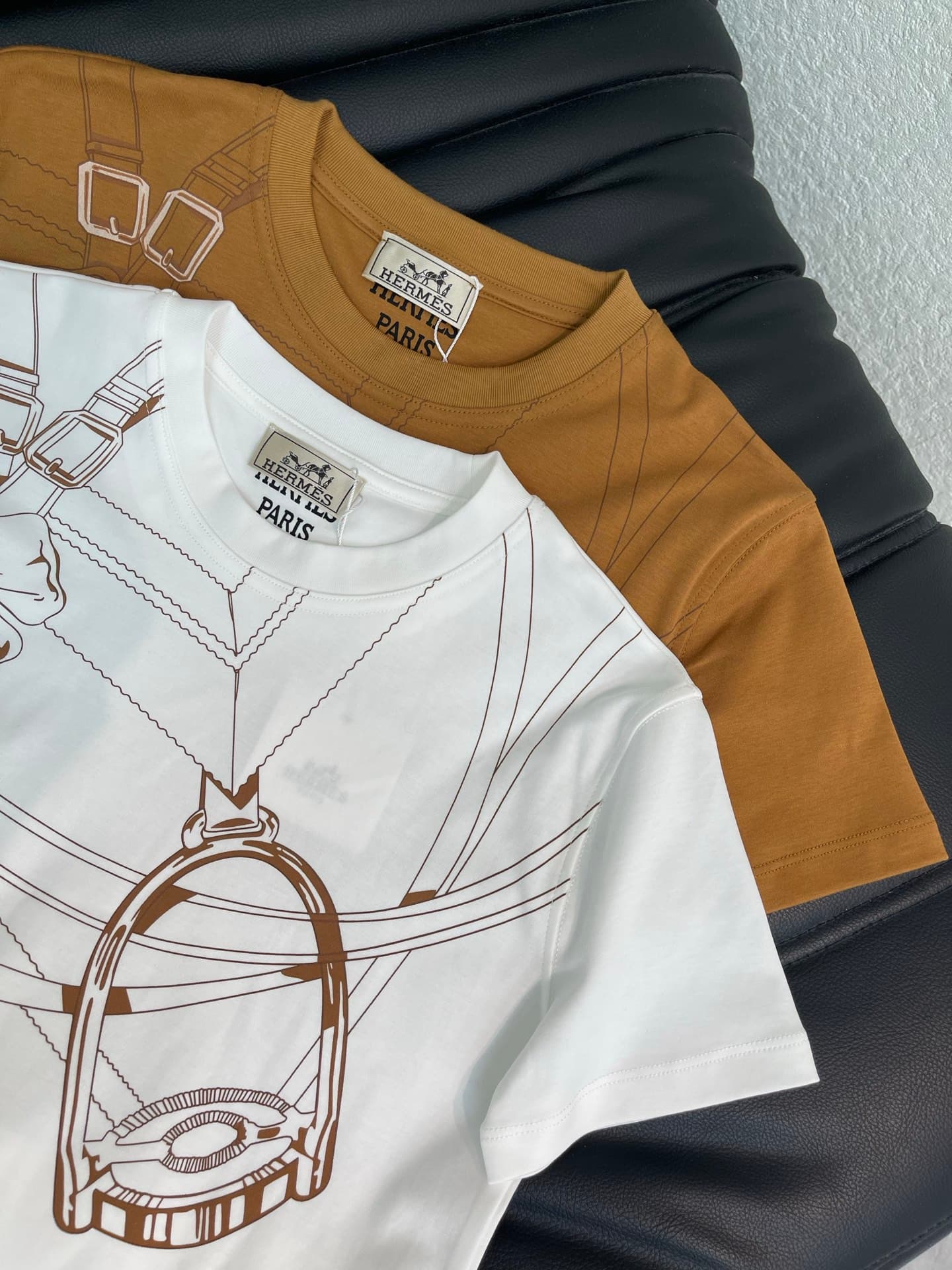 C18597 Herme*26 Spring/Summer new model💕 Geometric pattern printed short-sleeve T-shirt! Custom-made with pure cotton material – delicate texture, comfortable and breathable. Abstract lines on the chest + metallic button patterns reflect the brand’s style — image 7