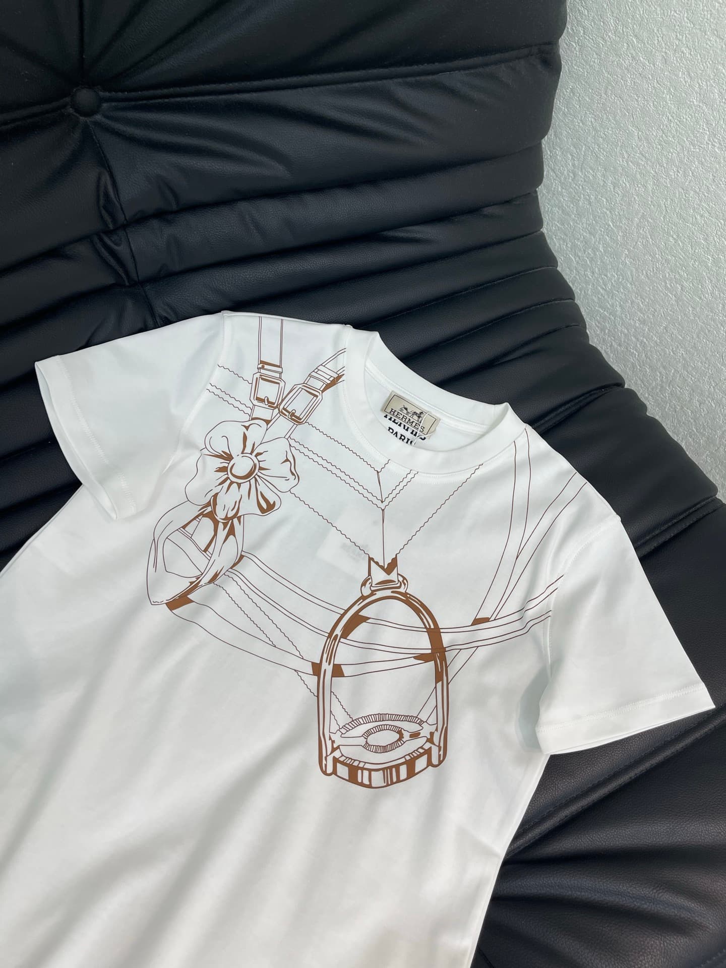 C18597 Herme*26 Spring/Summer new model💕 Geometric pattern printed short-sleeve T-shirt! Custom-made with pure cotton material – delicate texture, comfortable and breathable. Abstract lines on the chest + metallic button patterns reflect the brand’s style — image 5