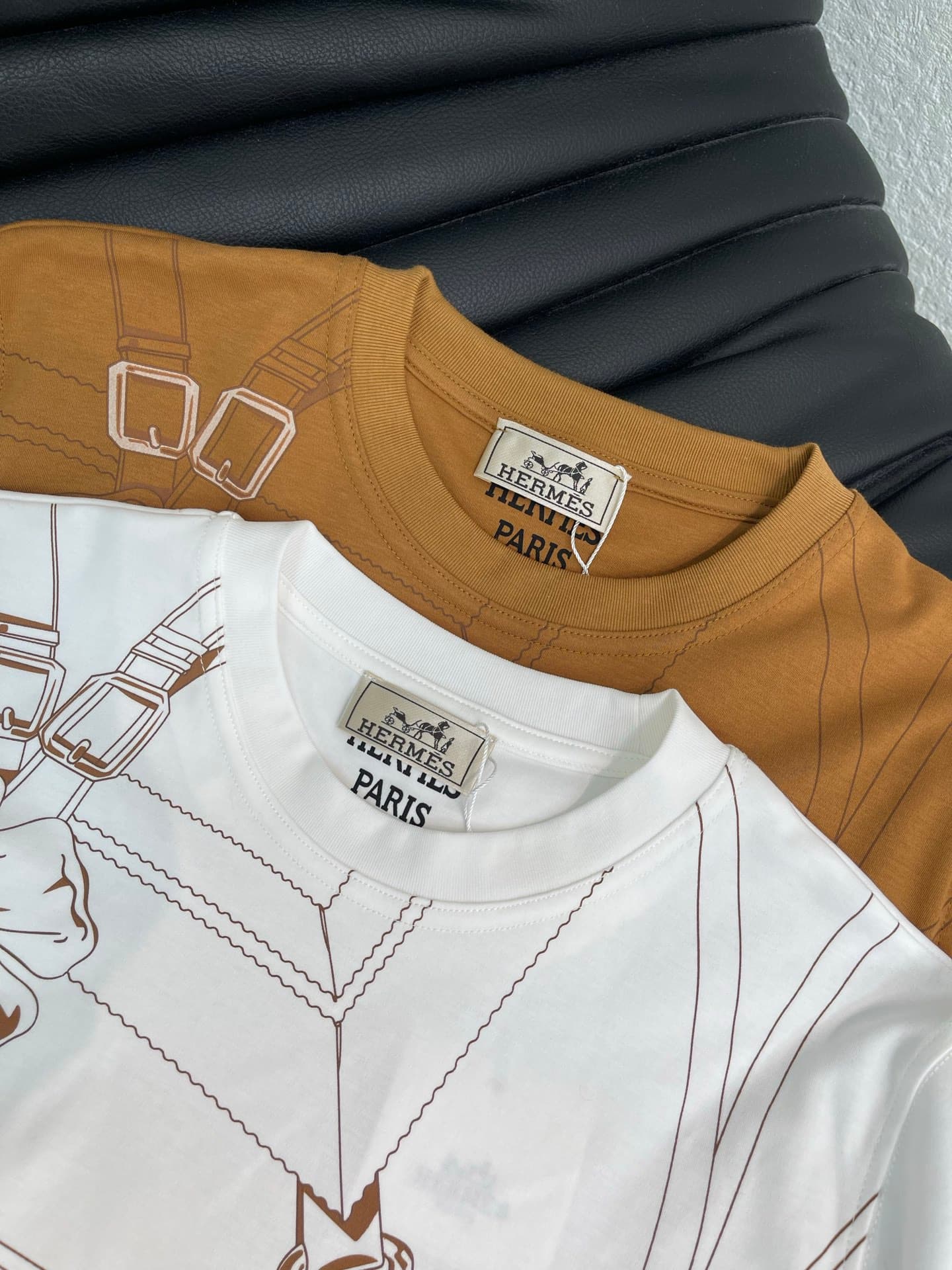 C18597 Herme*26 Spring/Summer new model💕 Geometric pattern printed short-sleeve T-shirt! Custom-made with pure cotton material – delicate texture, comfortable and breathable. Abstract lines on the chest + metallic button patterns reflect the brand’s style — image 6