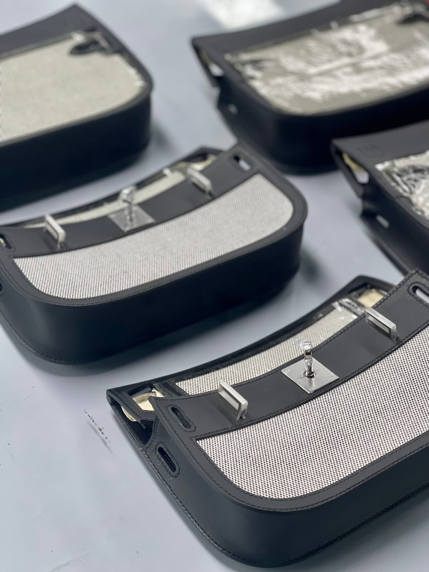 C4861 A bag, a craftsman, dozens of hours of focused work to achieve perfection; the unique mark of the craftsman is carried with it, allowing for easy restoration in the future. Hermès’ handcrafting does not rely on machines; it relies on the precision o — image 3