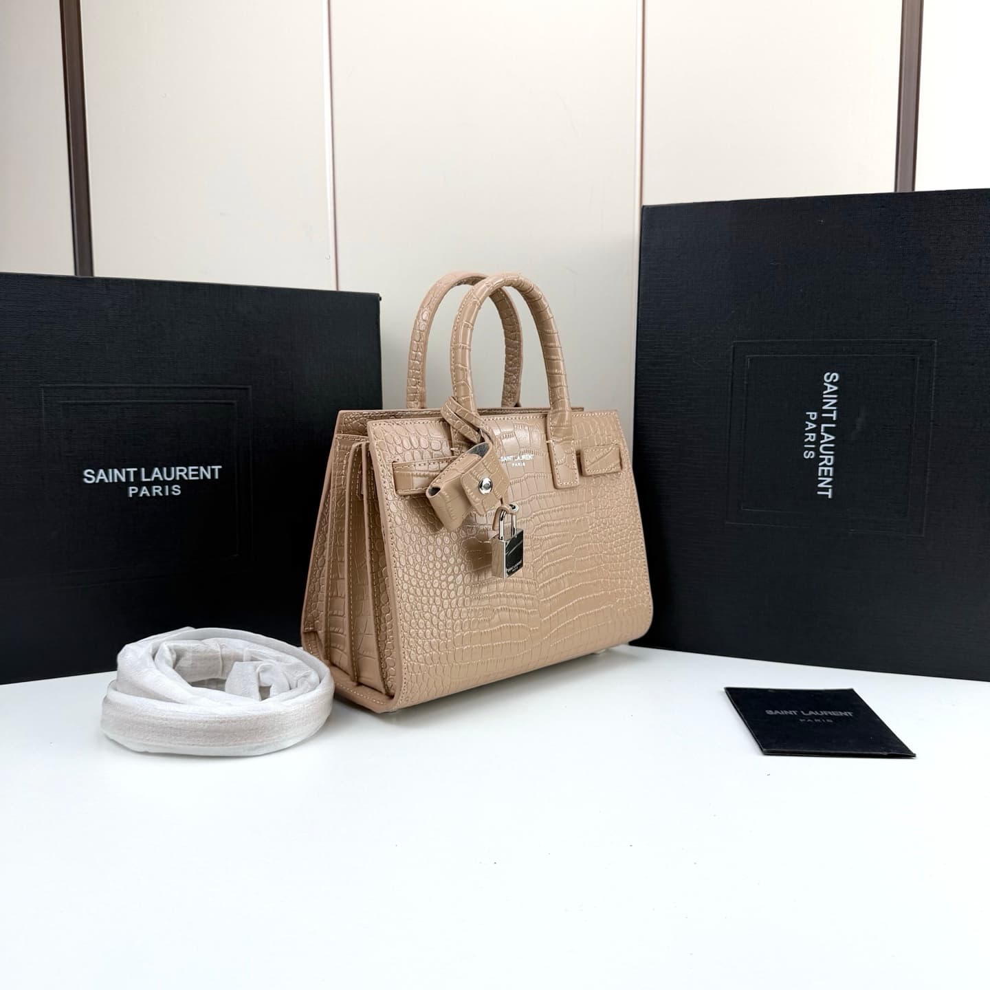 C8541 Iconic SAC DE JOUR handbag style. — image 2