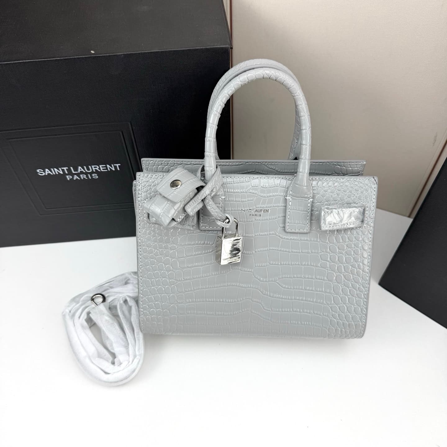 C8540 Iconic SAC DE JOUR handbag style. — image 4