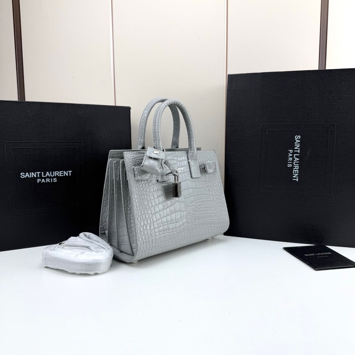 C8540 Iconic SAC DE JOUR handbag style. — image 2