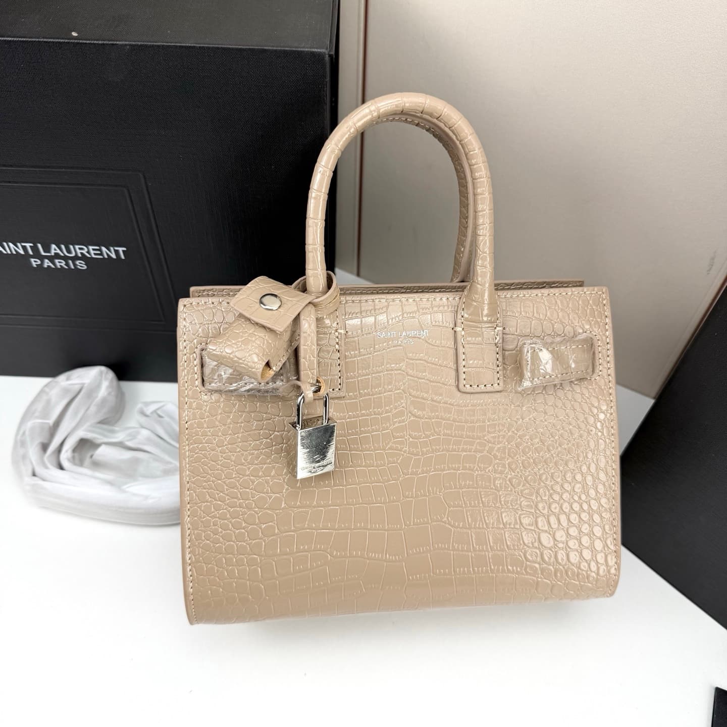 C8537 Iconic SAC DE JOUR handbag style. — image 4