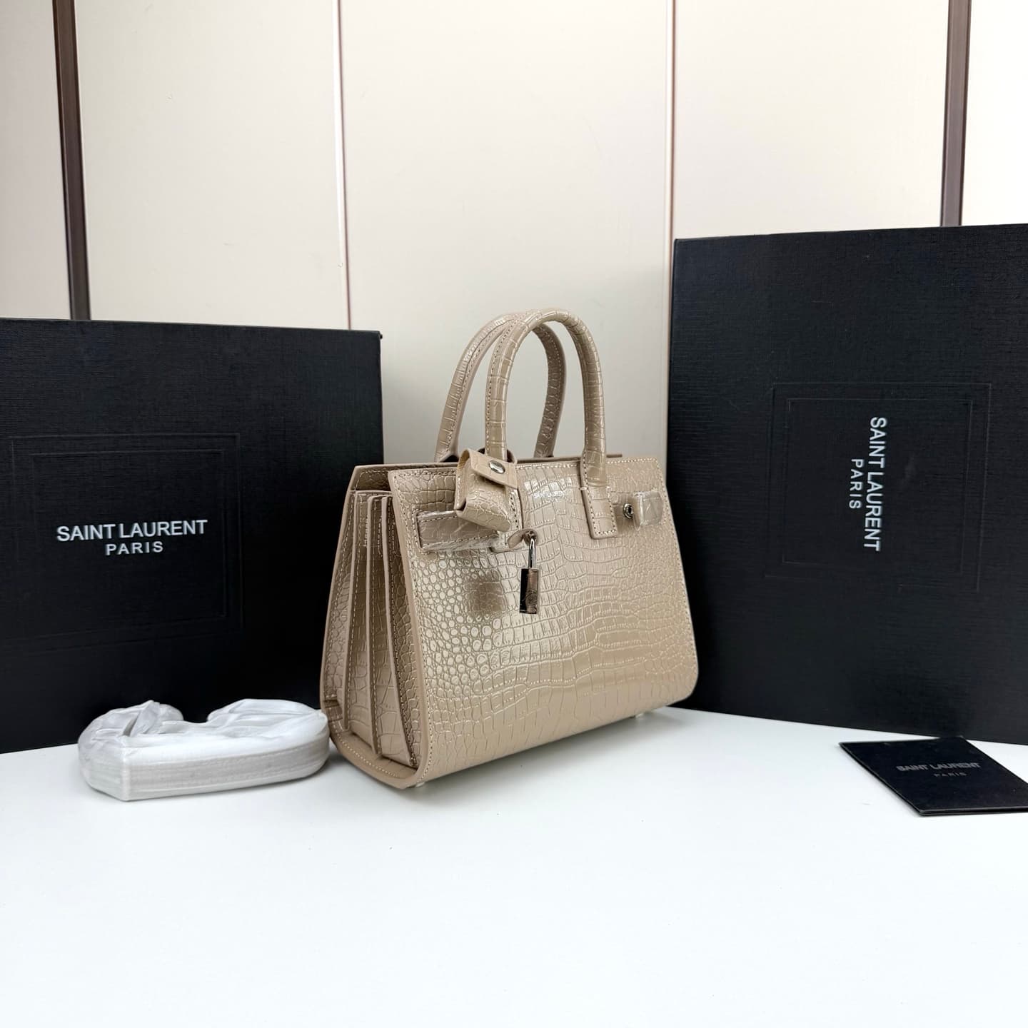 C8537 Iconic SAC DE JOUR handbag style. — image 2