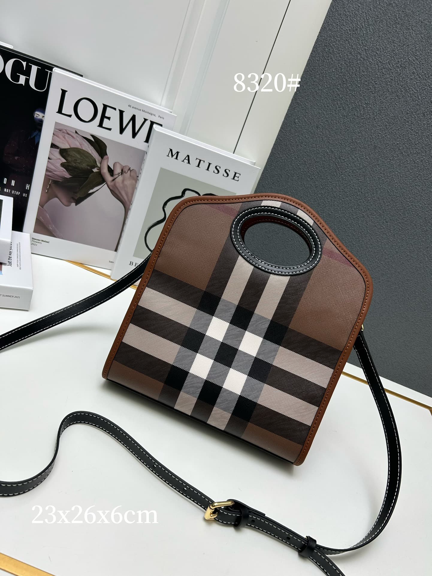 C43 [Bbrand] Inspirational tote bag, made of leather with a selection of two-colored checkered patterns and fine lace details. It features pockets on the front, and can be carried using a top handle or with detachable shoulder straps. Model number: 8320 — image 2