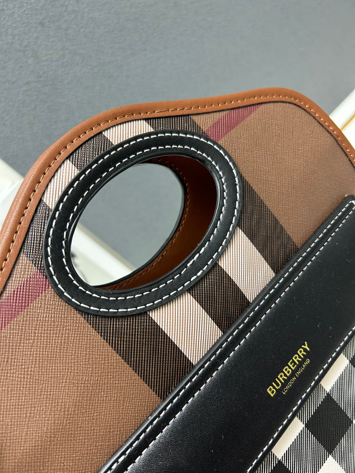 C43 [Bbrand] Inspirational tote bag, made of leather with a selection of two-colored checkered patterns and fine lace details. It features pockets on the front, and can be carried using a top handle or with detachable shoulder straps. Model number: 8320 — image 7