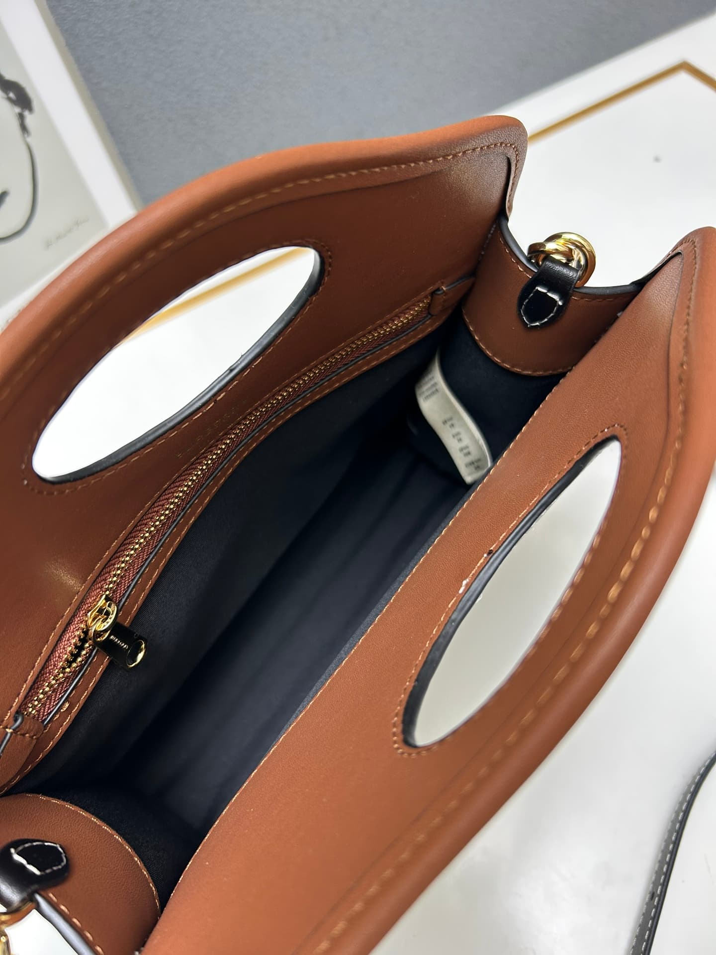 C43 [Bbrand] Inspirational tote bag, made of leather with a selection of two-colored checkered patterns and fine lace details. It features pockets on the front, and can be carried using a top handle or with detachable shoulder straps. Model number: 8320 — image 8
