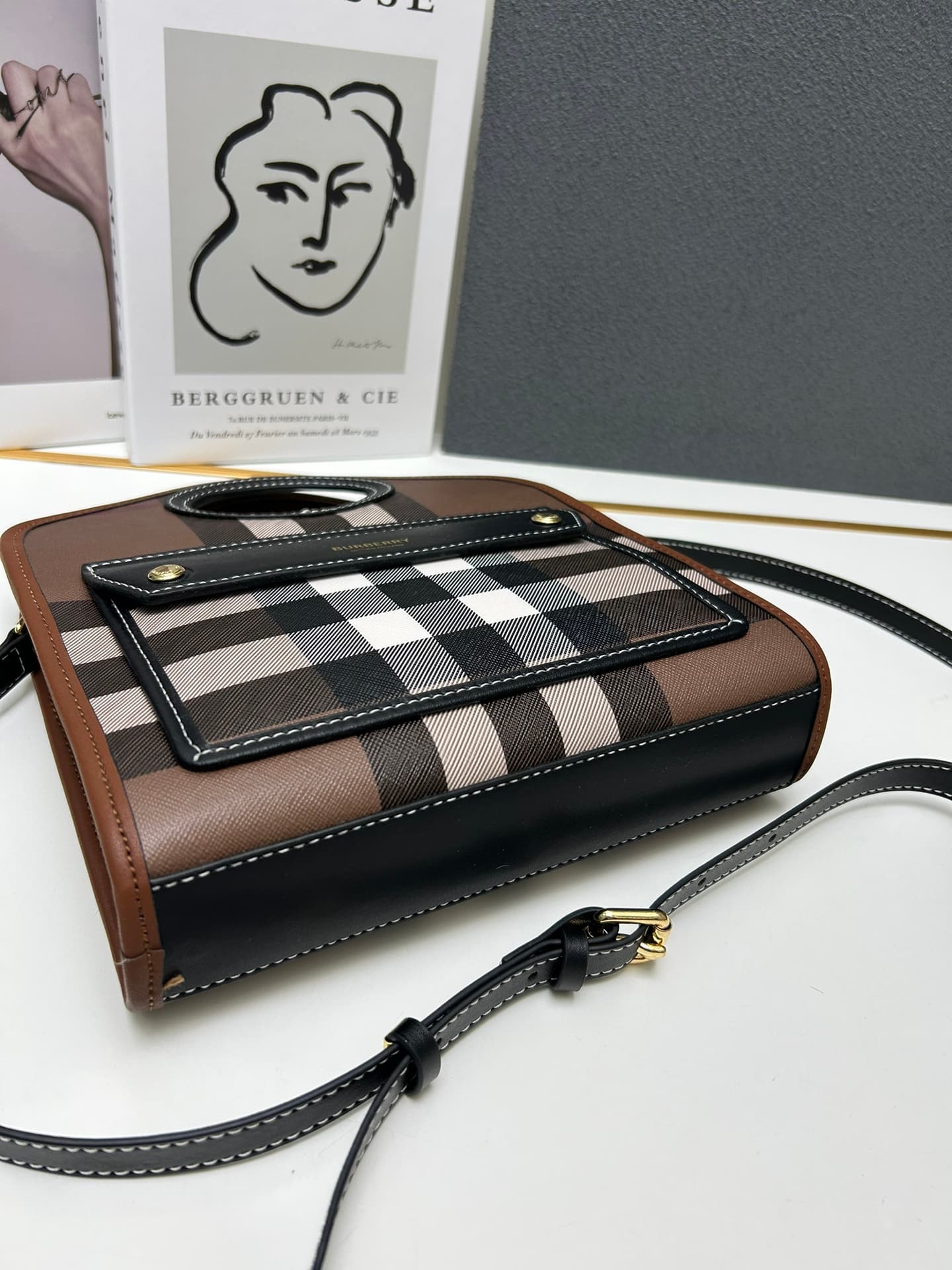 C43 [Bbrand] Inspirational tote bag, made of leather with a selection of two-colored checkered patterns and fine lace details. It features pockets on the front, and can be carried using a top handle or with detachable shoulder straps. Model number: 8320 — image 6