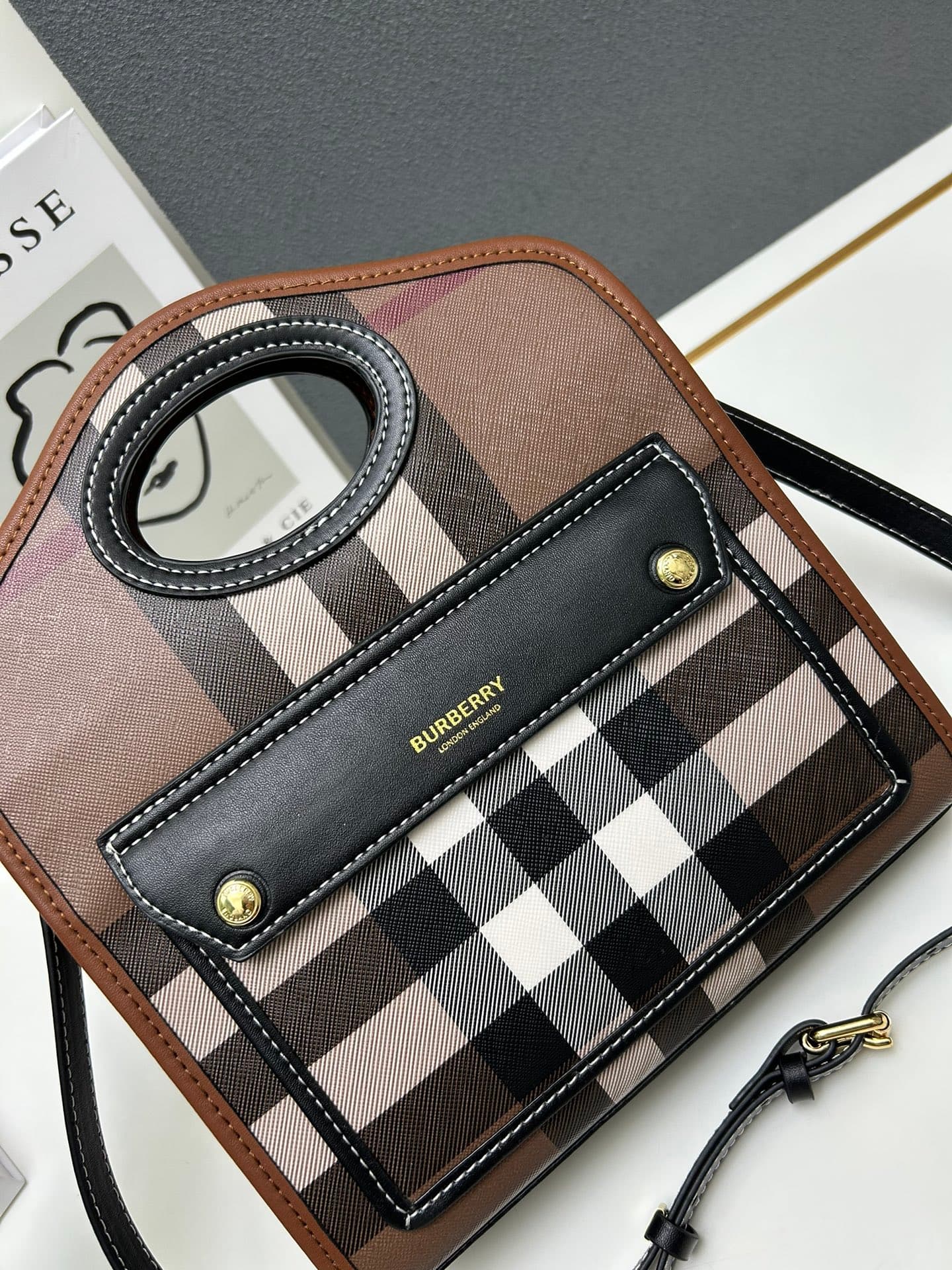 C43 [Bbrand] Inspirational tote bag, made of leather with a selection of two-colored checkered patterns and fine lace details. It features pockets on the front, and can be carried using a top handle or with detachable shoulder straps. Model number: 8320 — image 4