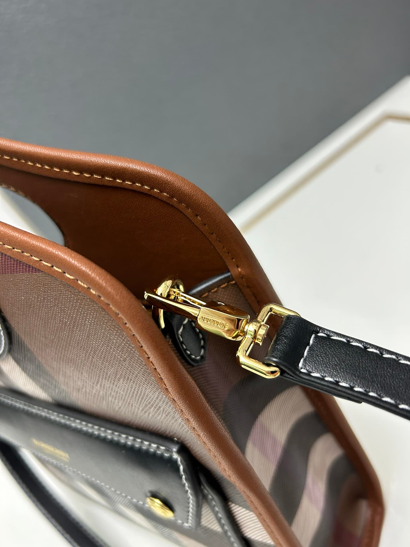 C43 [Bbrand] Inspirational tote bag, made of leather with a selection of two-colored checkered patterns and fine lace details. It features pockets on the front, and can be carried using a top handle or with detachable shoulder straps. Model number: 8320 — image 5