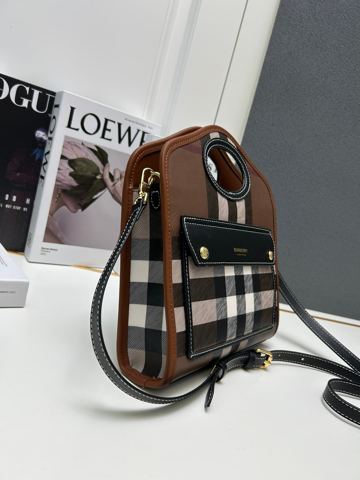 C43 [Bbrand] Inspirational tote bag, made of leather with a selection of two-colored checkered patterns and fine lace details. It features pockets on the front, and can be carried using a top handle or with detachable shoulder straps. Model number: 8320 — image 3