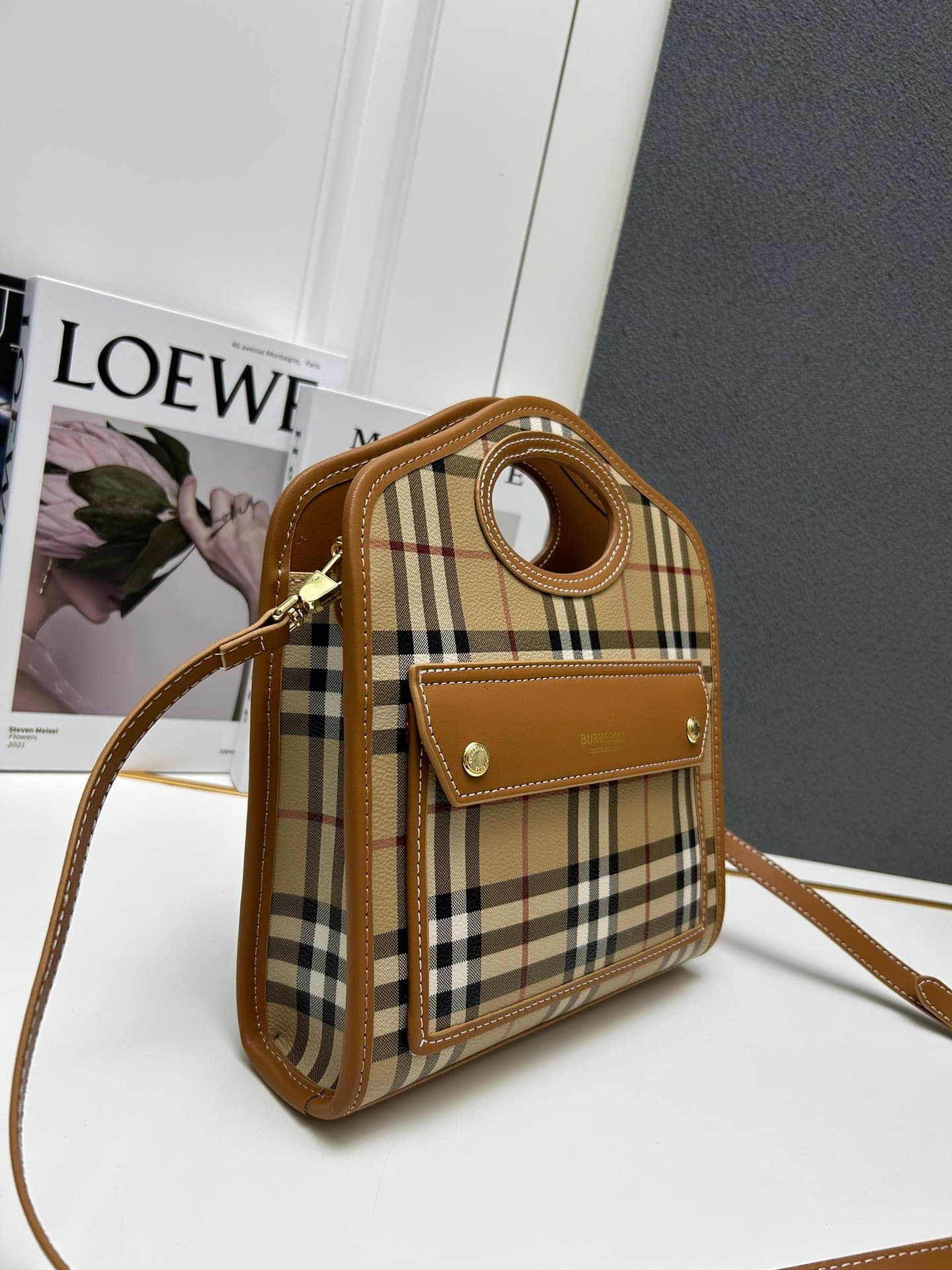 C42 [B Brand] Inspiration-Inspired Tote Bag. Made of leather with selected two-color grid patterns and visible stitching details. It features pockets on the front, and can be carried using a top handle or with detachable shoulder straps. Model number: 832 — image 3