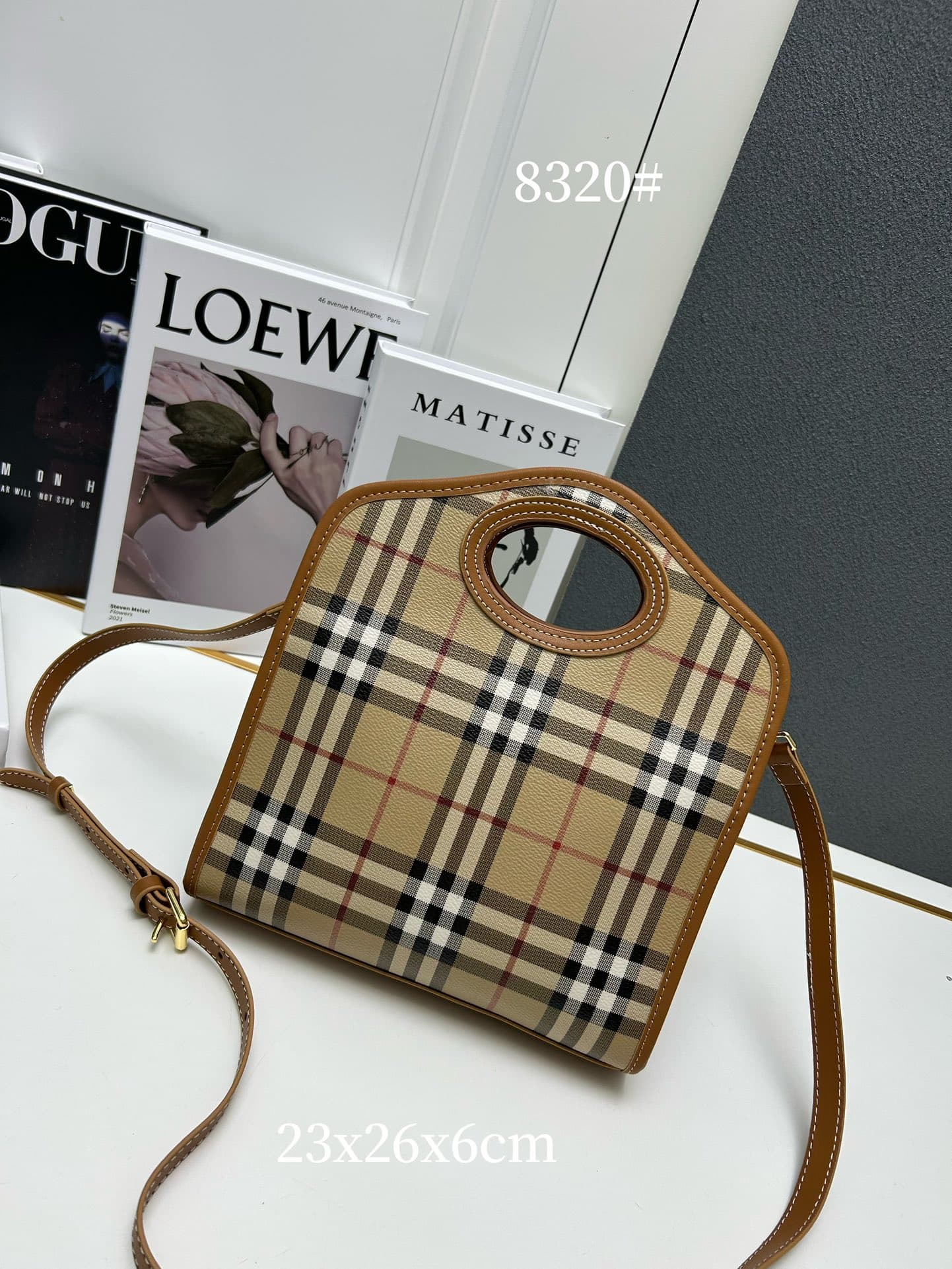 C42 [B Brand] Inspiration-Inspired Tote Bag. Made of leather with selected two-color grid patterns and visible stitching details. It features pockets on the front, and can be carried using a top handle or with detachable shoulder straps. Model number: 832 — image 2