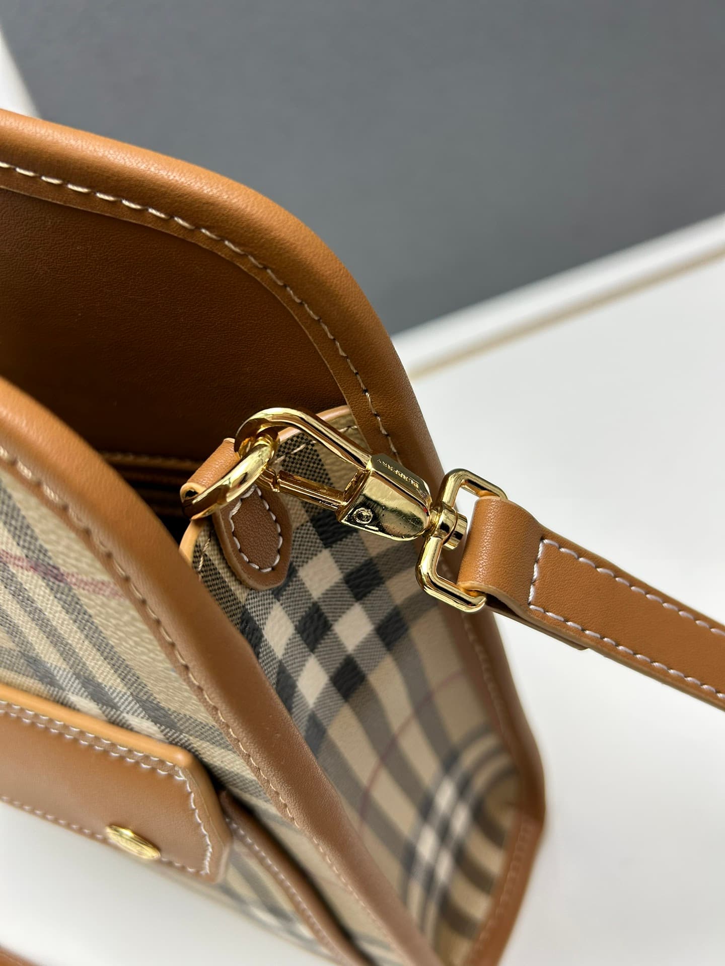 C42 [B Brand] Inspiration-Inspired Tote Bag. Made of leather with selected two-color grid patterns and visible stitching details. It features pockets on the front, and can be carried using a top handle or with detachable shoulder straps. Model number: 832 — image 6