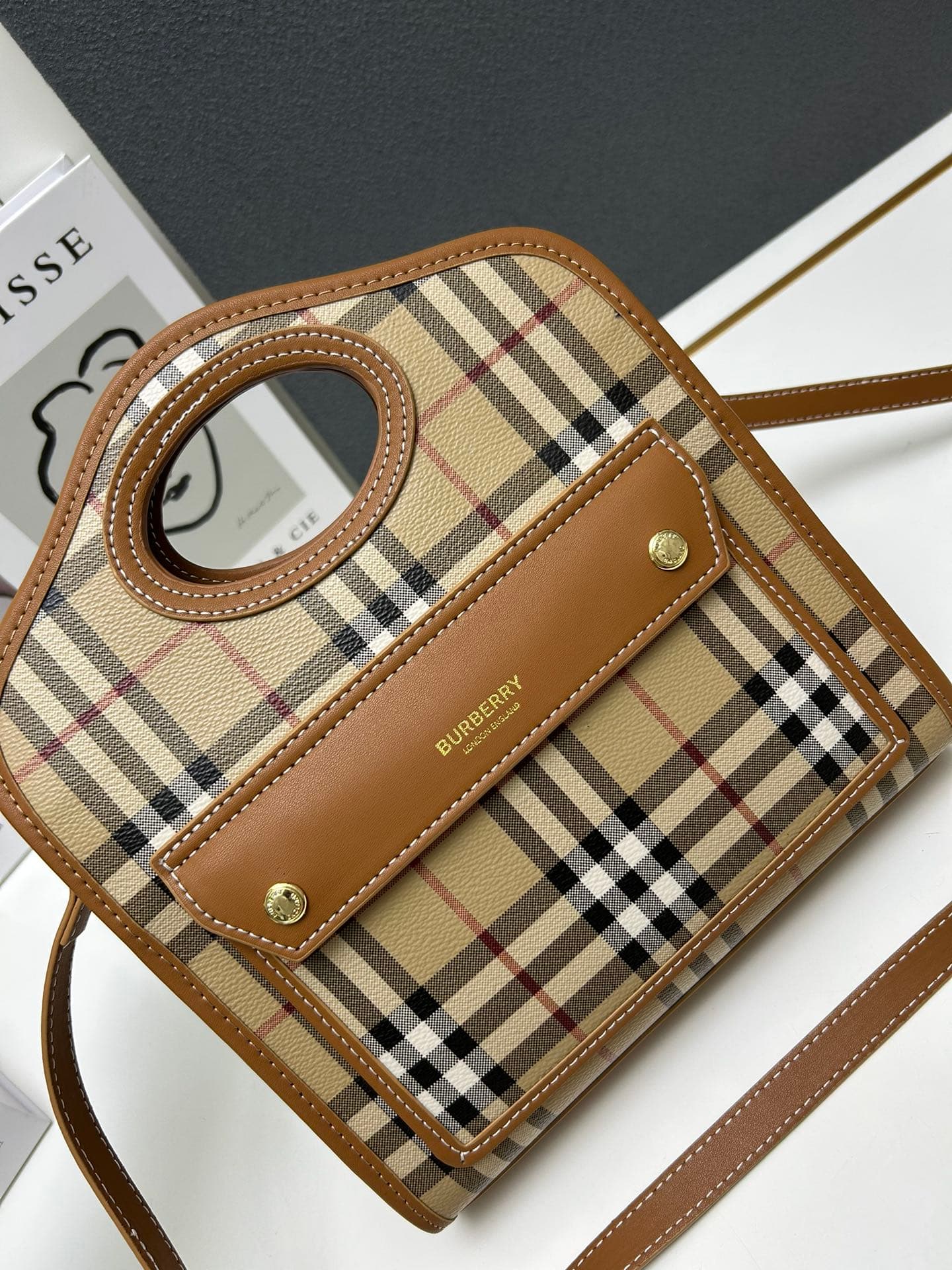 C42 [B Brand] Inspiration-Inspired Tote Bag. Made of leather with selected two-color grid patterns and visible stitching details. It features pockets on the front, and can be carried using a top handle or with detachable shoulder straps. Model number: 832 — image 4