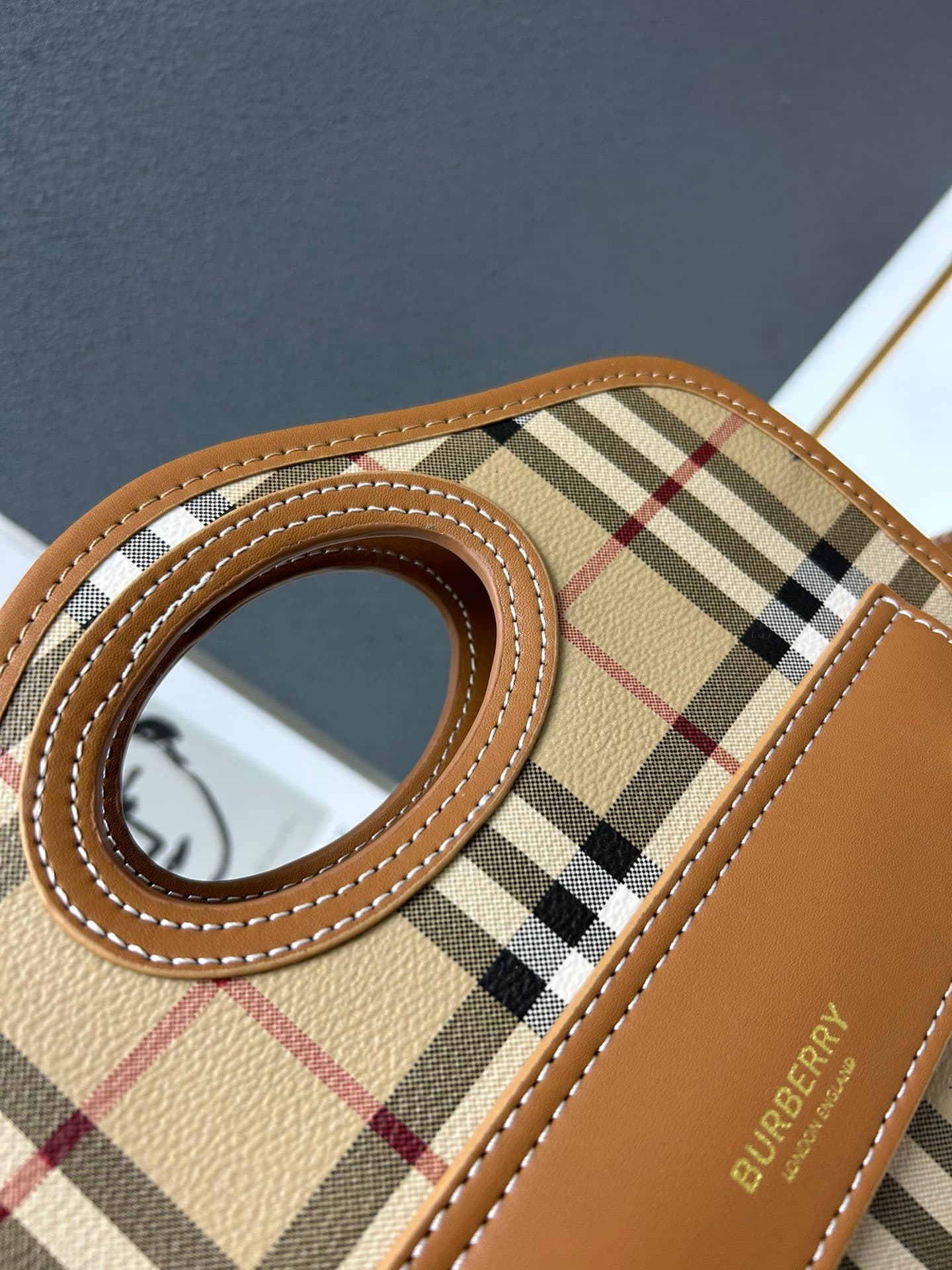 C42 [B Brand] Inspiration-Inspired Tote Bag. Made of leather with selected two-color grid patterns and visible stitching details. It features pockets on the front, and can be carried using a top handle or with detachable shoulder straps. Model number: 832 — image 5