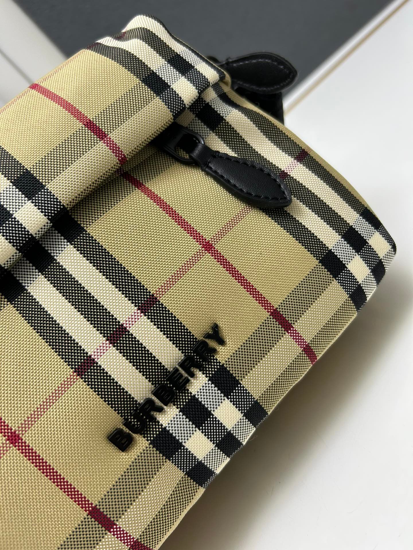 C34 [Brand B] 200: A vibrant decorative bag with a plaid pattern in the “Bur” style. It features a belt with a brand logo embroidery. Adjustable diagonal shoulder strap; a zipper pocket on the outside; a external pocket on 1 that opens using magnetic fast — image 5