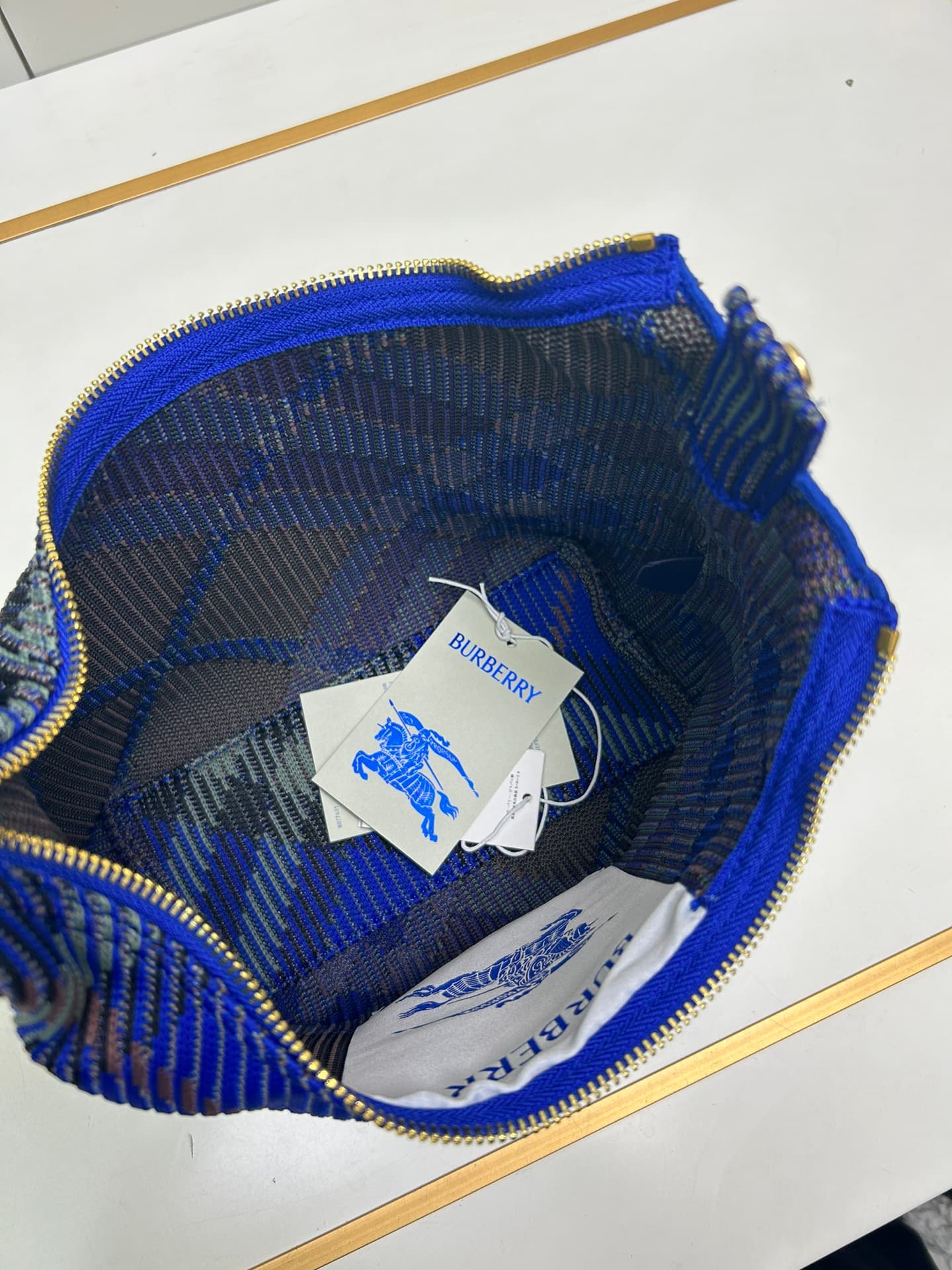 C41 ¥ Burberry’s latest lunchbox bags — image 8