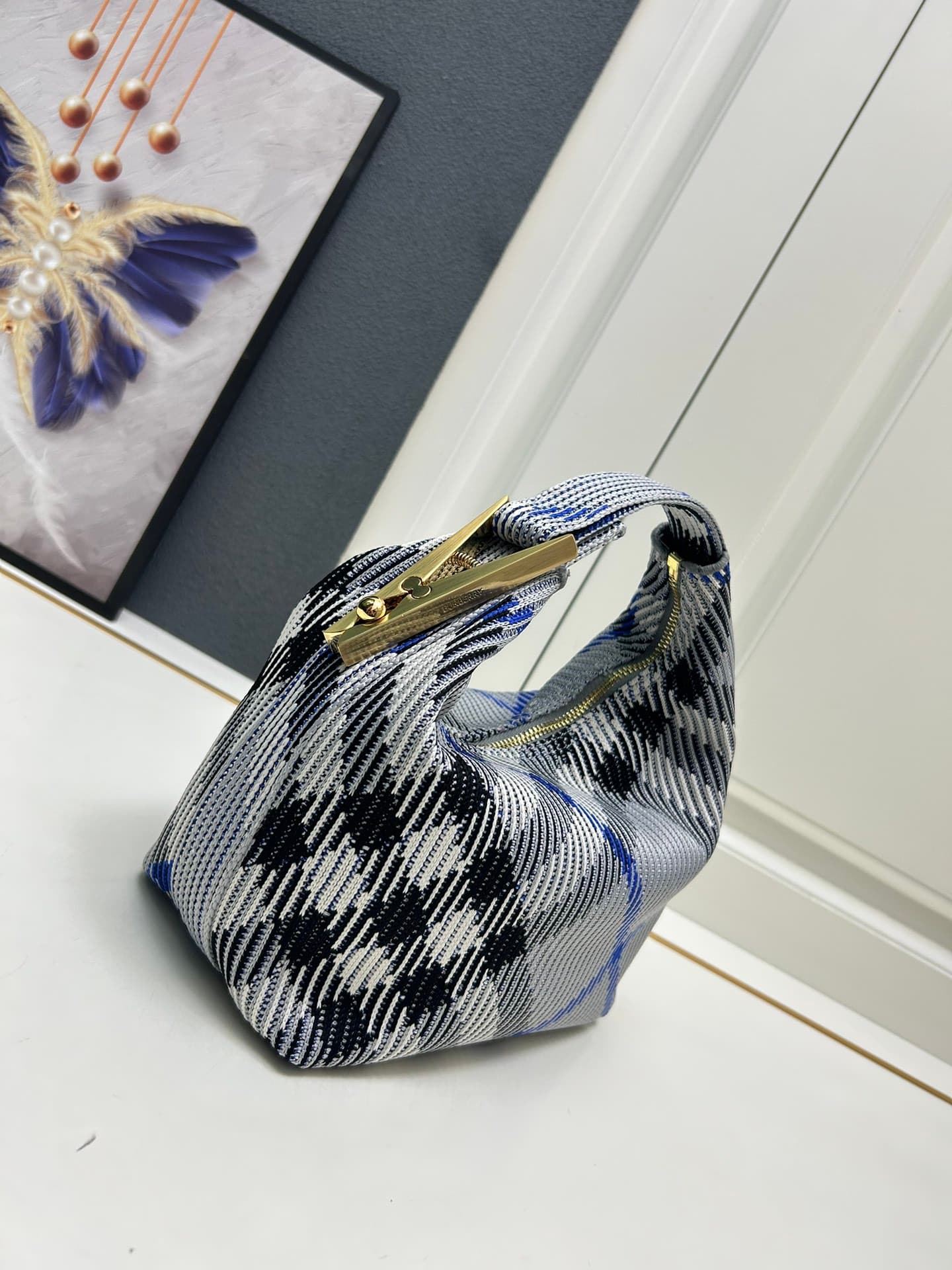 C40 ¥ Burberry’s latest lunchbox bags — image 3