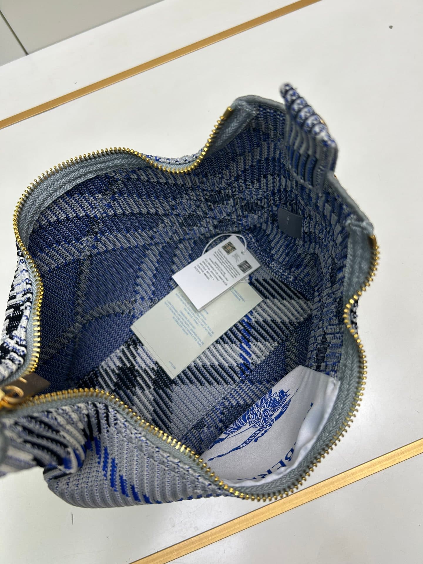 C40 ¥ Burberry’s latest lunchbox bags — image 8