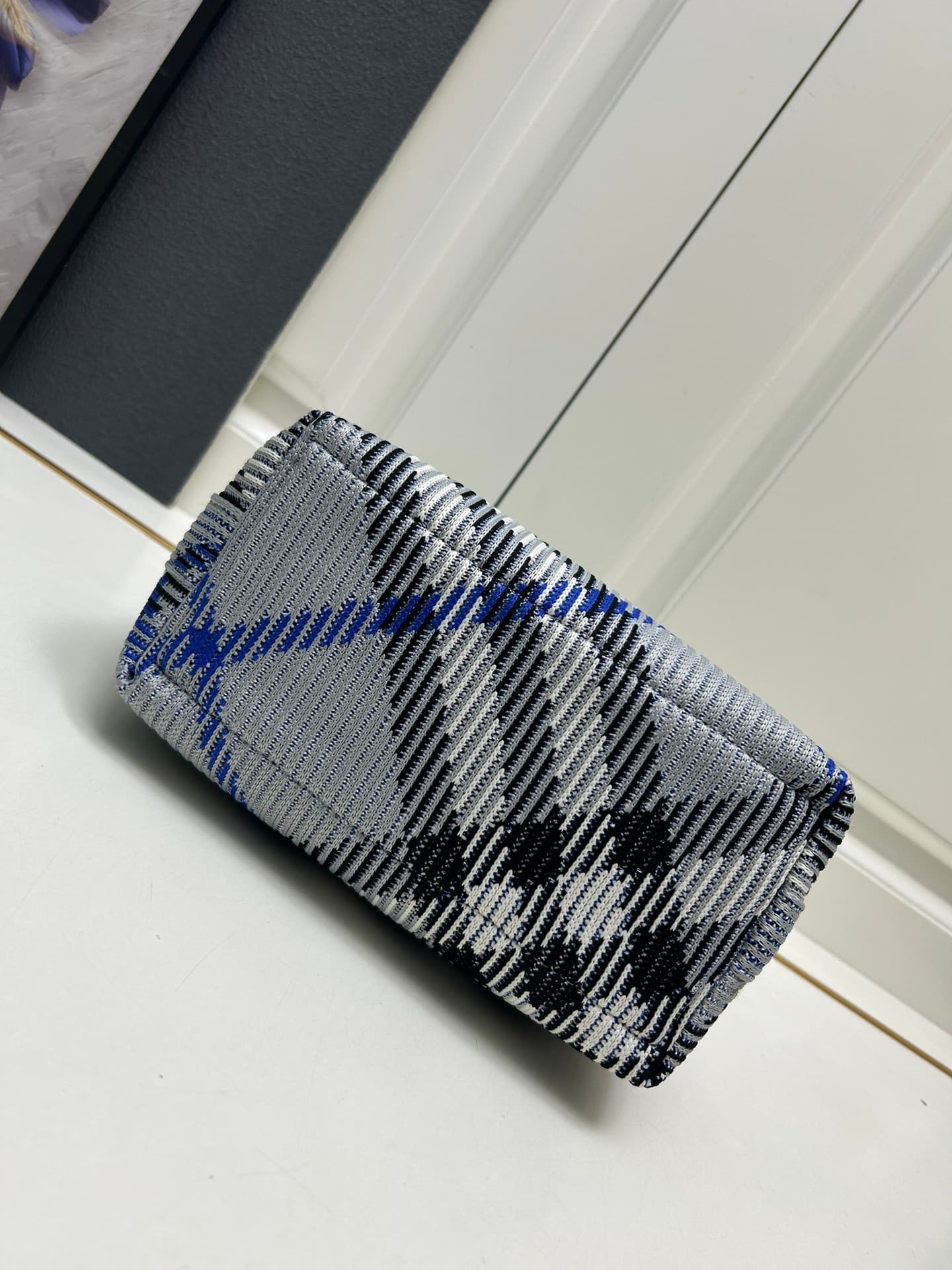 C40 ¥ Burberry’s latest lunchbox bags — image 7