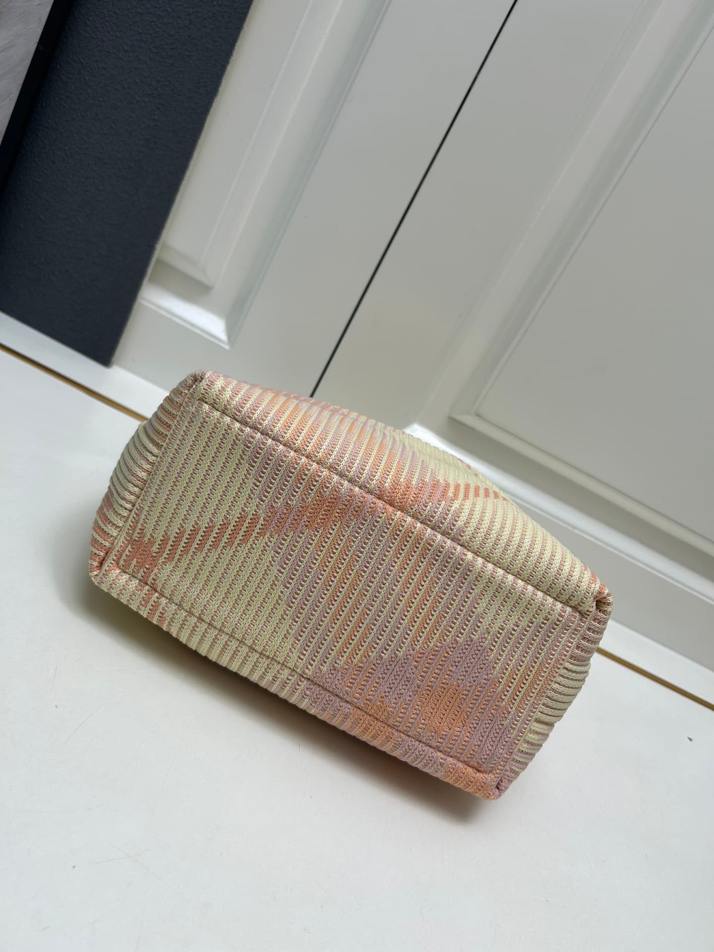 C39 ¥ Burberry’s latest lunchbox bags — image 8