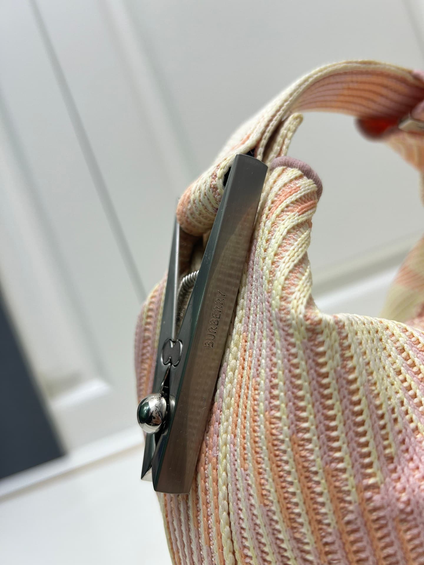 C39 ¥ Burberry’s latest lunchbox bags — image 5