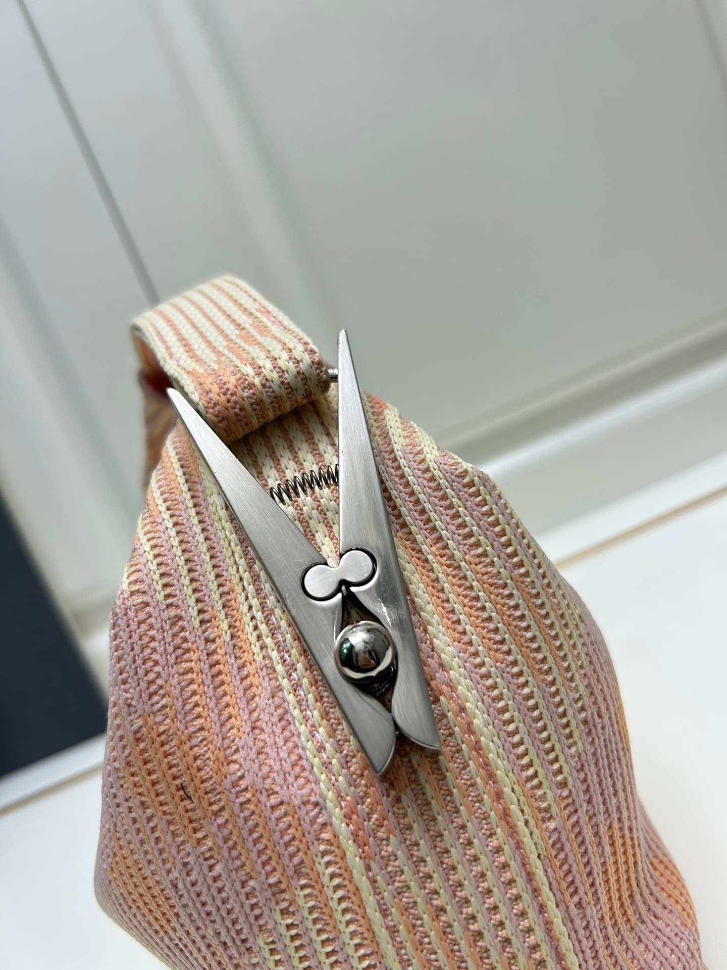 C39 ¥ Burberry’s latest lunchbox bags — image 4