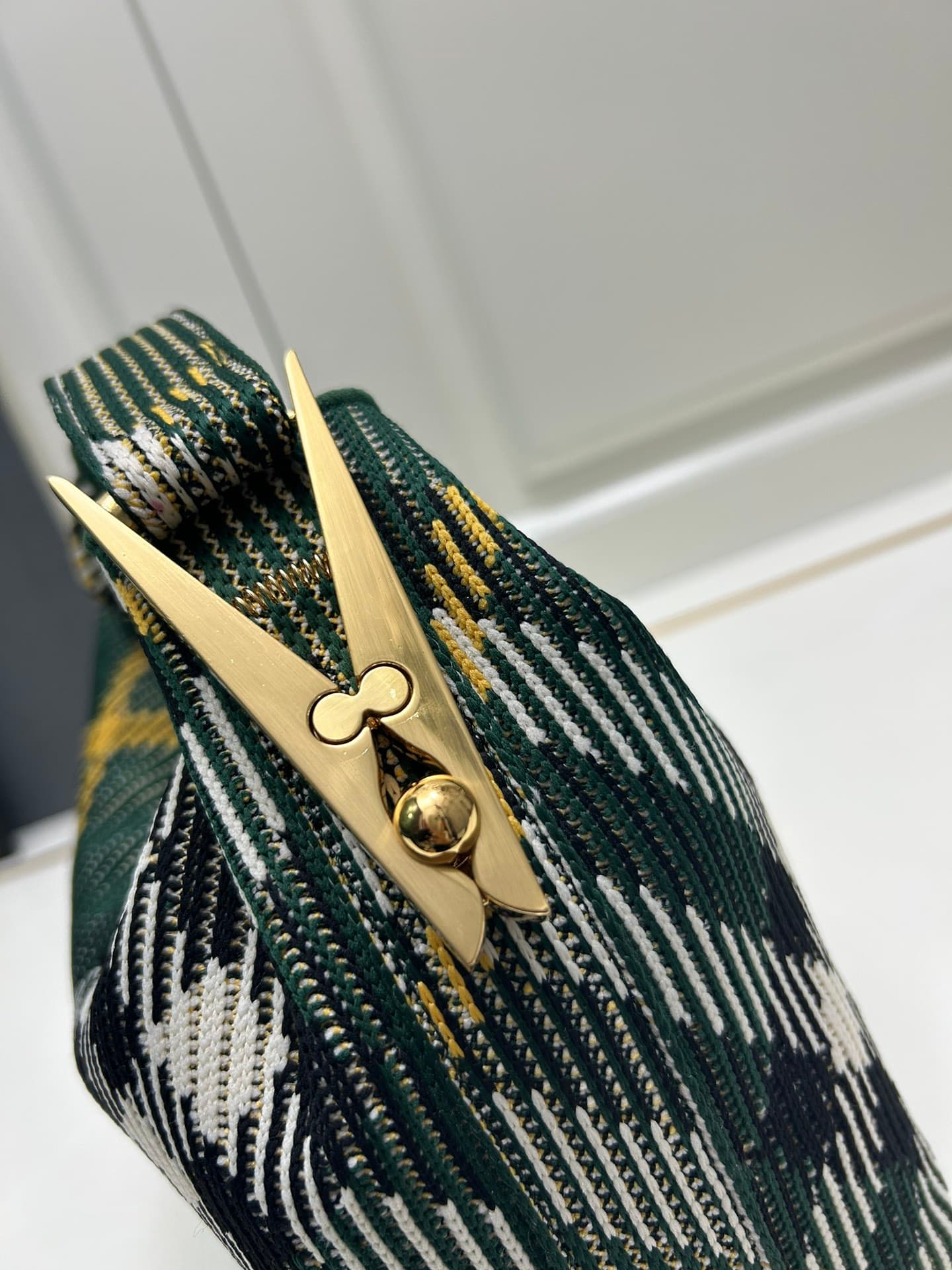 C38 ¥ Burberry’s latest lunchbox bags — image 4