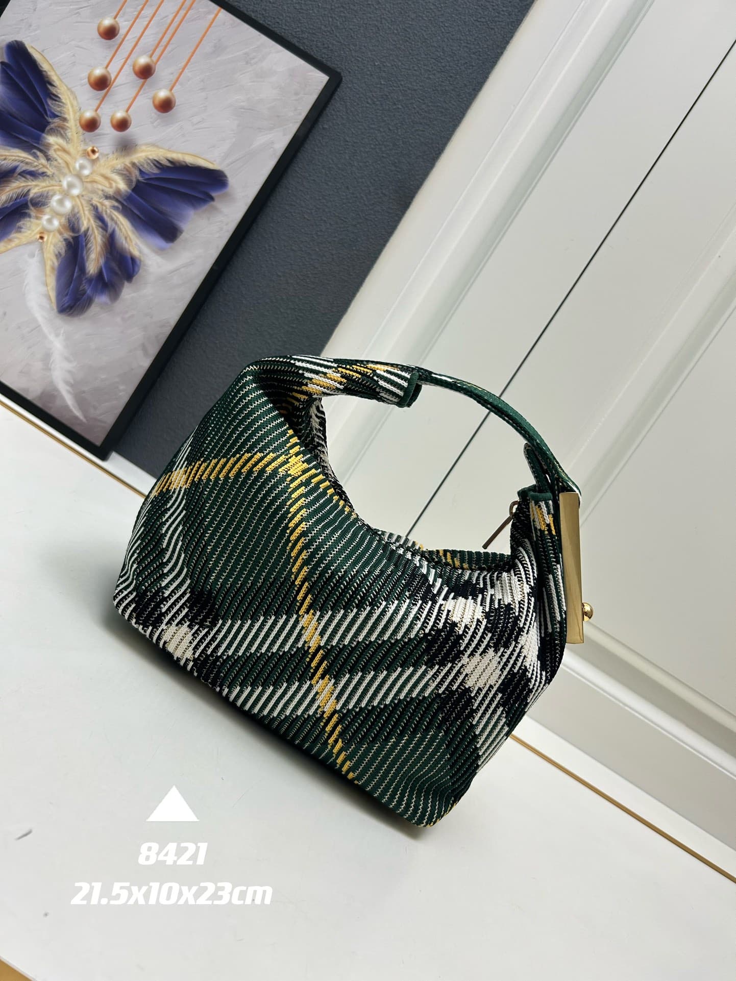 C38 ¥ Burberry’s latest lunchbox bags — image 2