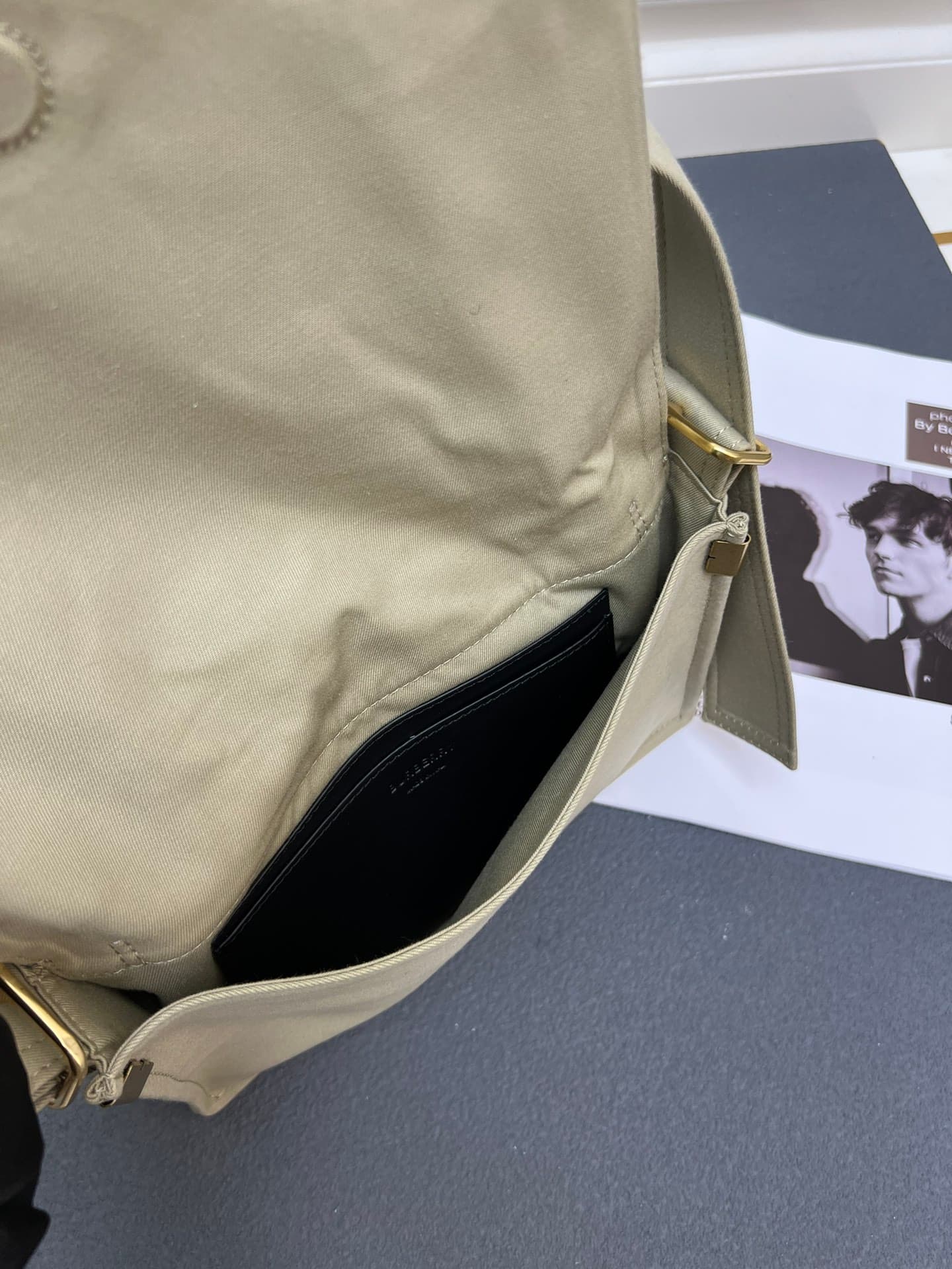 C30 ¥ 【B家】Burberry's latest tote bag, gender-neutral adjustable shoulder straps, open design, B-shaped clasp side shoulder straps, 2 with external flap pockets, zipper inner pockets and insert pockets, glossy metal accessories — image 8
