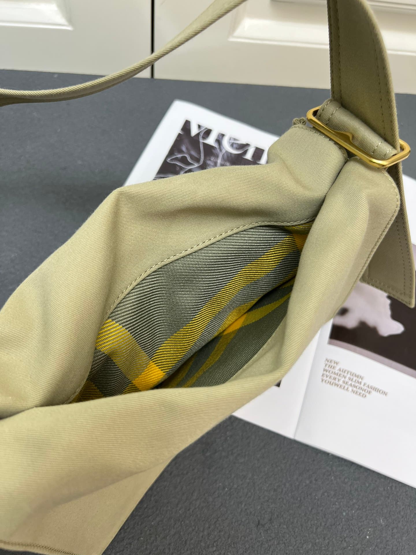 C30 ¥ 【B家】Burberry's latest tote bag, gender-neutral adjustable shoulder straps, open design, B-shaped clasp side shoulder straps, 2 with external flap pockets, zipper inner pockets and insert pockets, glossy metal accessories — image 7