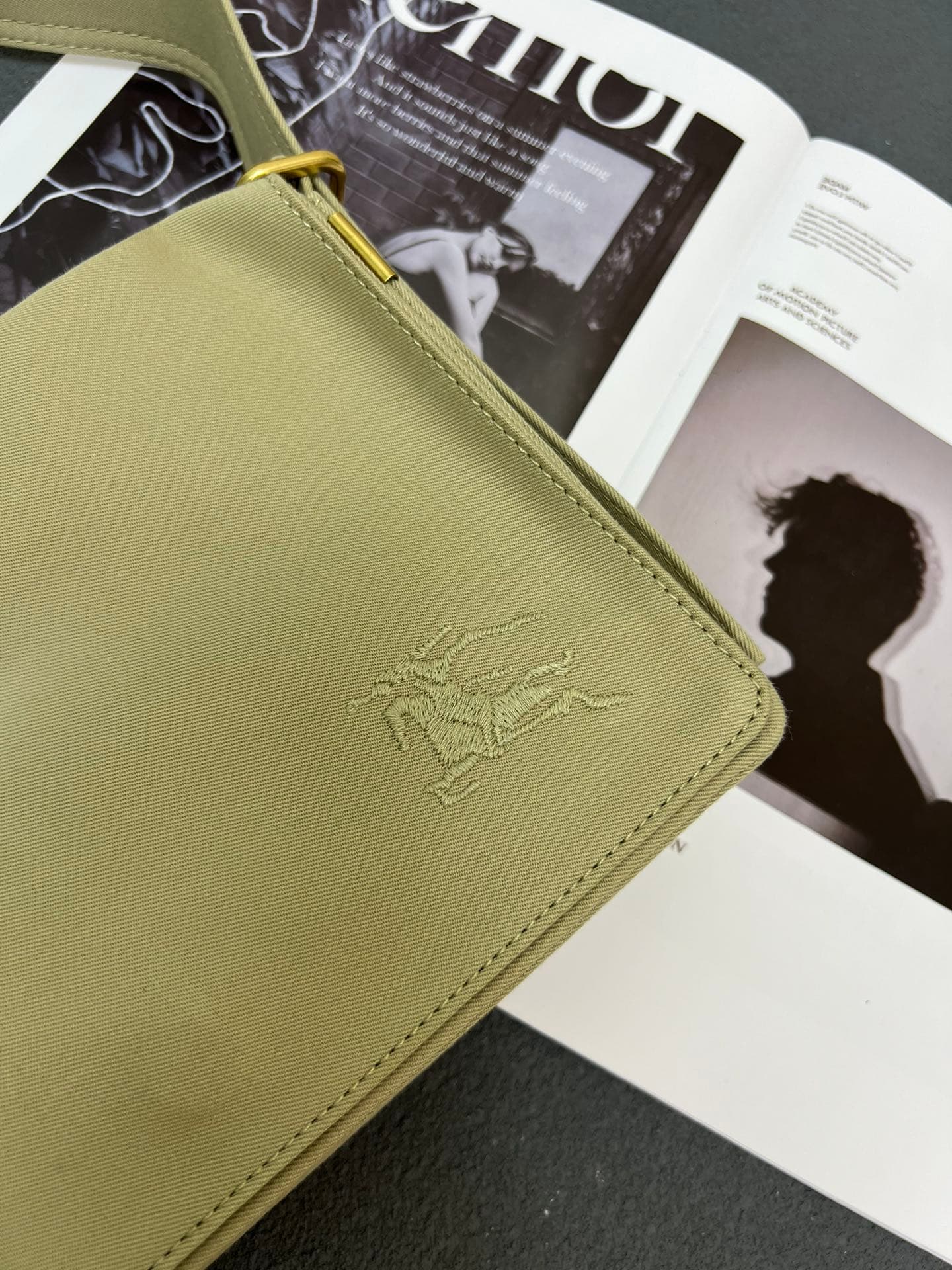 C30 ¥ 【B家】Burberry's latest tote bag, gender-neutral adjustable shoulder straps, open design, B-shaped clasp side shoulder straps, 2 with external flap pockets, zipper inner pockets and insert pockets, glossy metal accessories — image 5