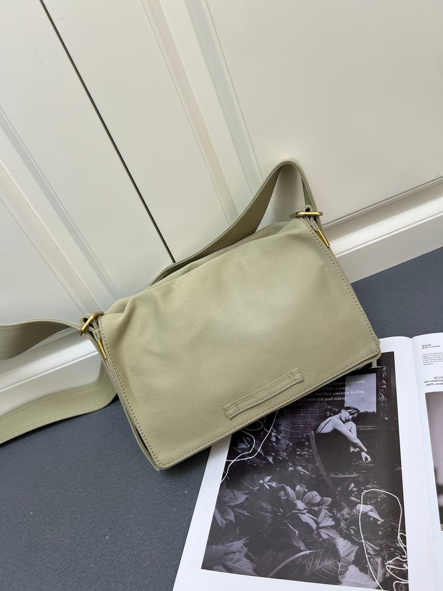C30 ¥ 【B家】Burberry's latest tote bag, gender-neutral adjustable shoulder straps, open design, B-shaped clasp side shoulder straps, 2 with external flap pockets, zipper inner pockets and insert pockets, glossy metal accessories — image 3