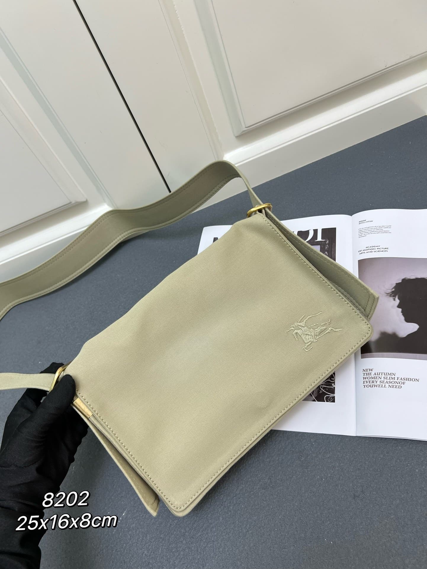 C30 ¥ 【B家】Burberry's latest tote bag, gender-neutral adjustable shoulder straps, open design, B-shaped clasp side shoulder straps, 2 with external flap pockets, zipper inner pockets and insert pockets, glossy metal accessories — image 2