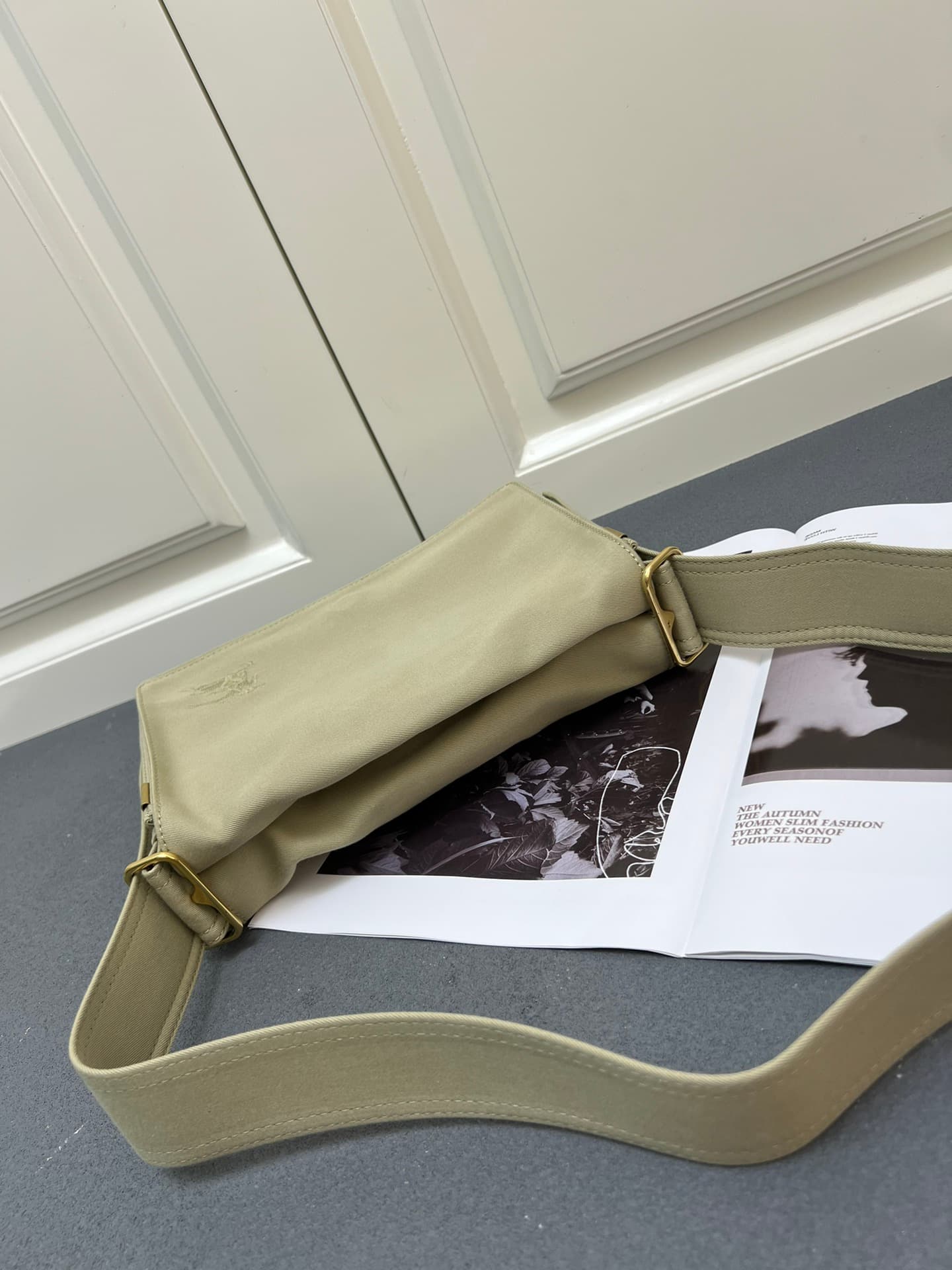 C30 ¥ 【B家】Burberry's latest tote bag, gender-neutral adjustable shoulder straps, open design, B-shaped clasp side shoulder straps, 2 with external flap pockets, zipper inner pockets and insert pockets, glossy metal accessories — image 4