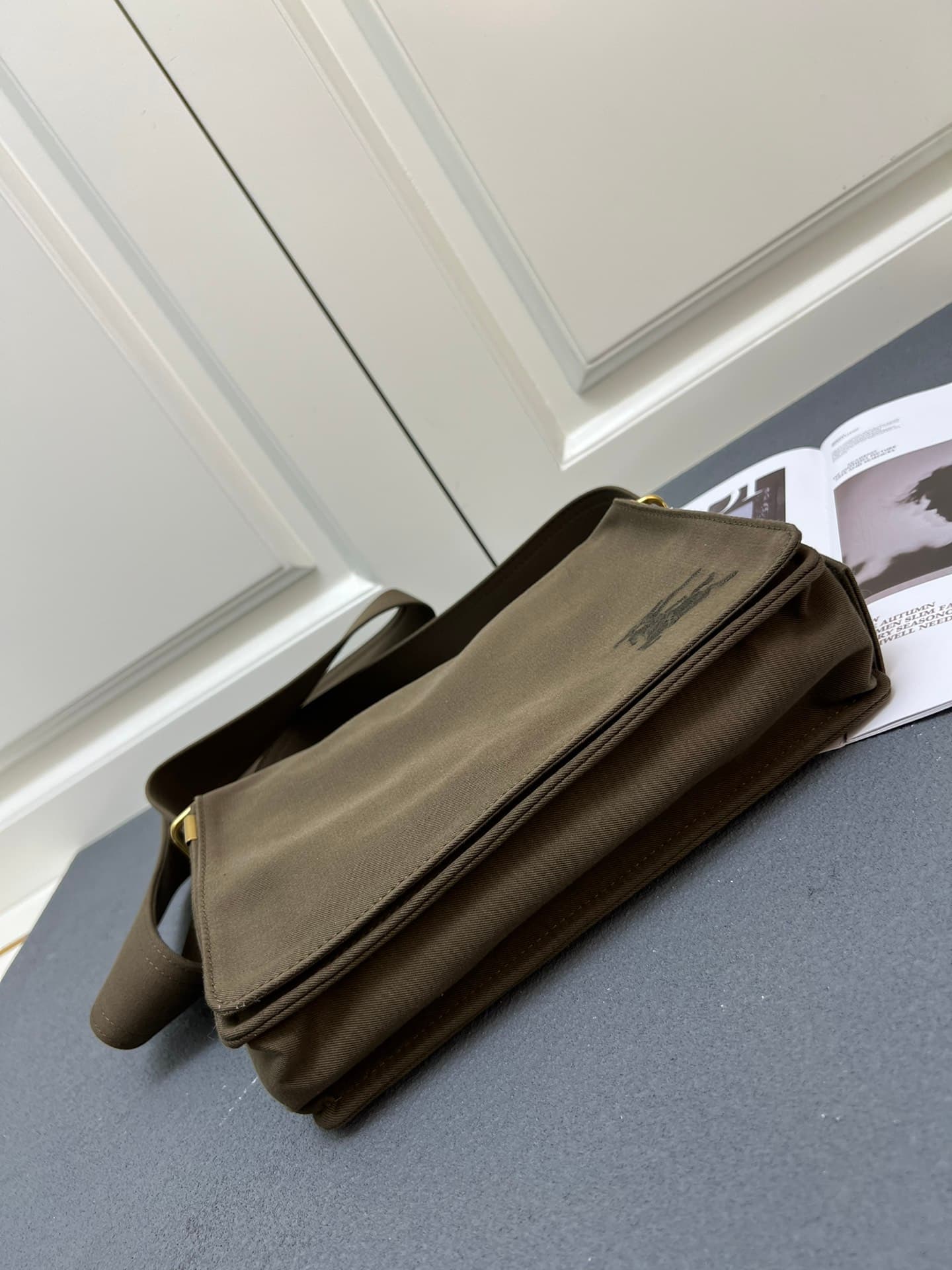 C29 ¥ 【B家】Burberry's latest tote bag, gender-neutral adjustable shoulder straps 
Open-front design with B-shaped clasp side shoulder straps 
2 external flip-lock pockets, zipper inner pockets and insert pockets 
Glossy metal accessories — image 6