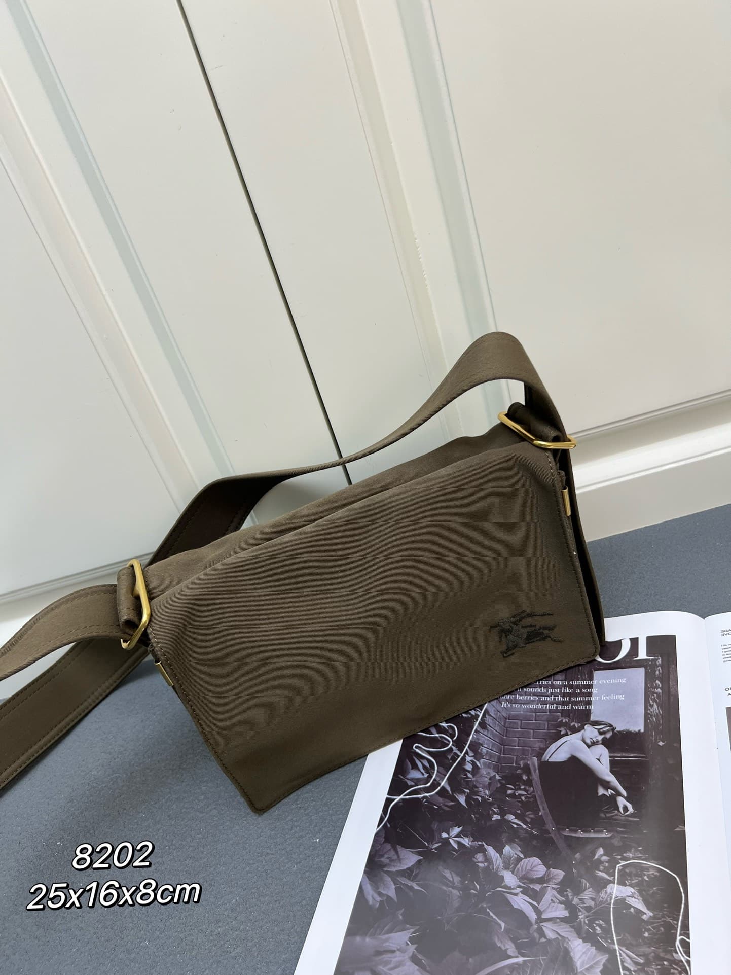 C29 ¥ 【B家】Burberry's latest tote bag, gender-neutral adjustable shoulder straps 
Open-front design with B-shaped clasp side shoulder straps 
2 external flip-lock pockets, zipper inner pockets and insert pockets 
Glossy metal accessories — image 2