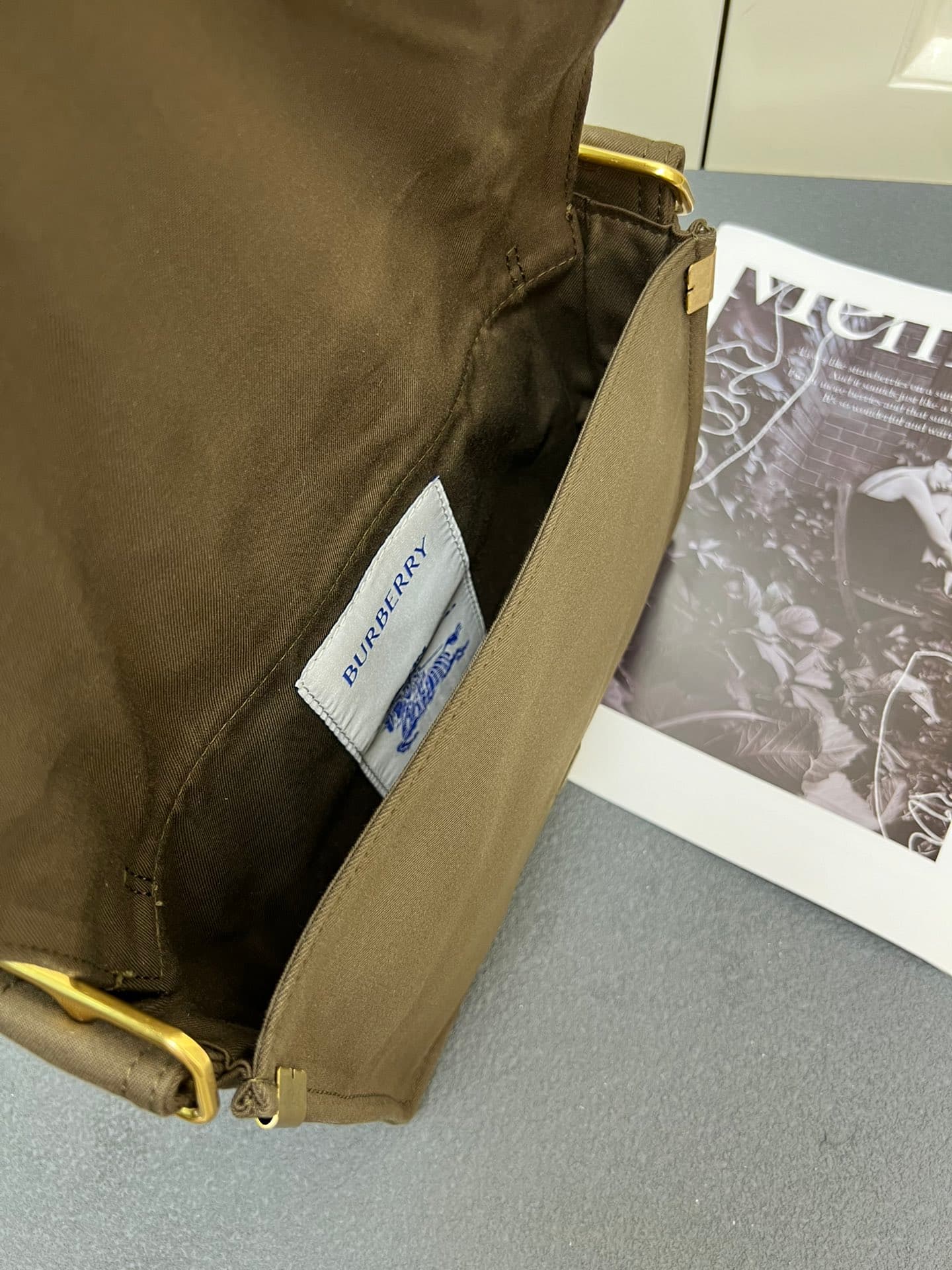 C29 ¥ 【B家】Burberry's latest tote bag, gender-neutral adjustable shoulder straps 
Open-front design with B-shaped clasp side shoulder straps 
2 external flip-lock pockets, zipper inner pockets and insert pockets 
Glossy metal accessories — image 8