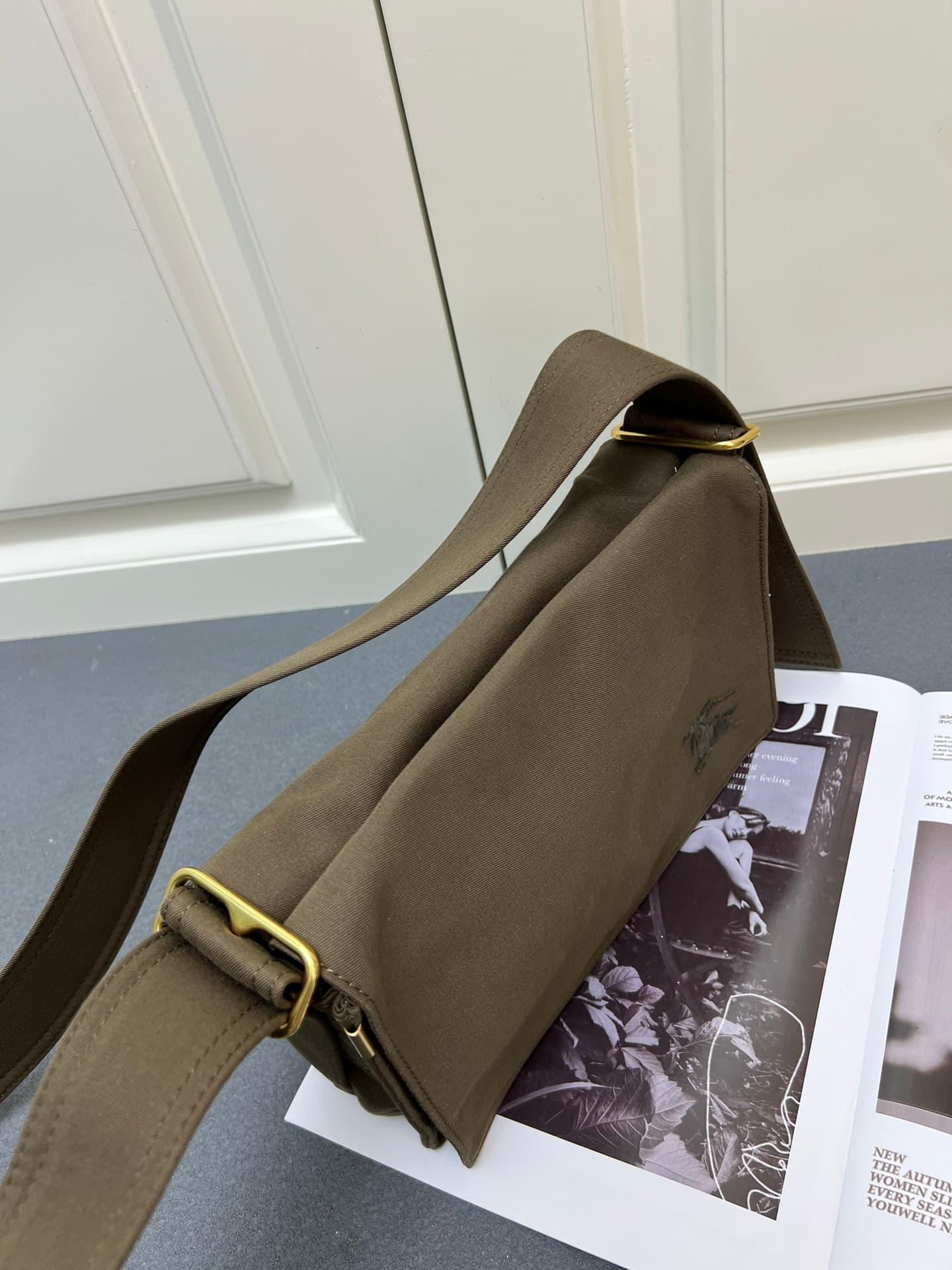 C29 ¥ 【B家】Burberry's latest tote bag, gender-neutral adjustable shoulder straps 
Open-front design with B-shaped clasp side shoulder straps 
2 external flip-lock pockets, zipper inner pockets and insert pockets 
Glossy metal accessories — image 3