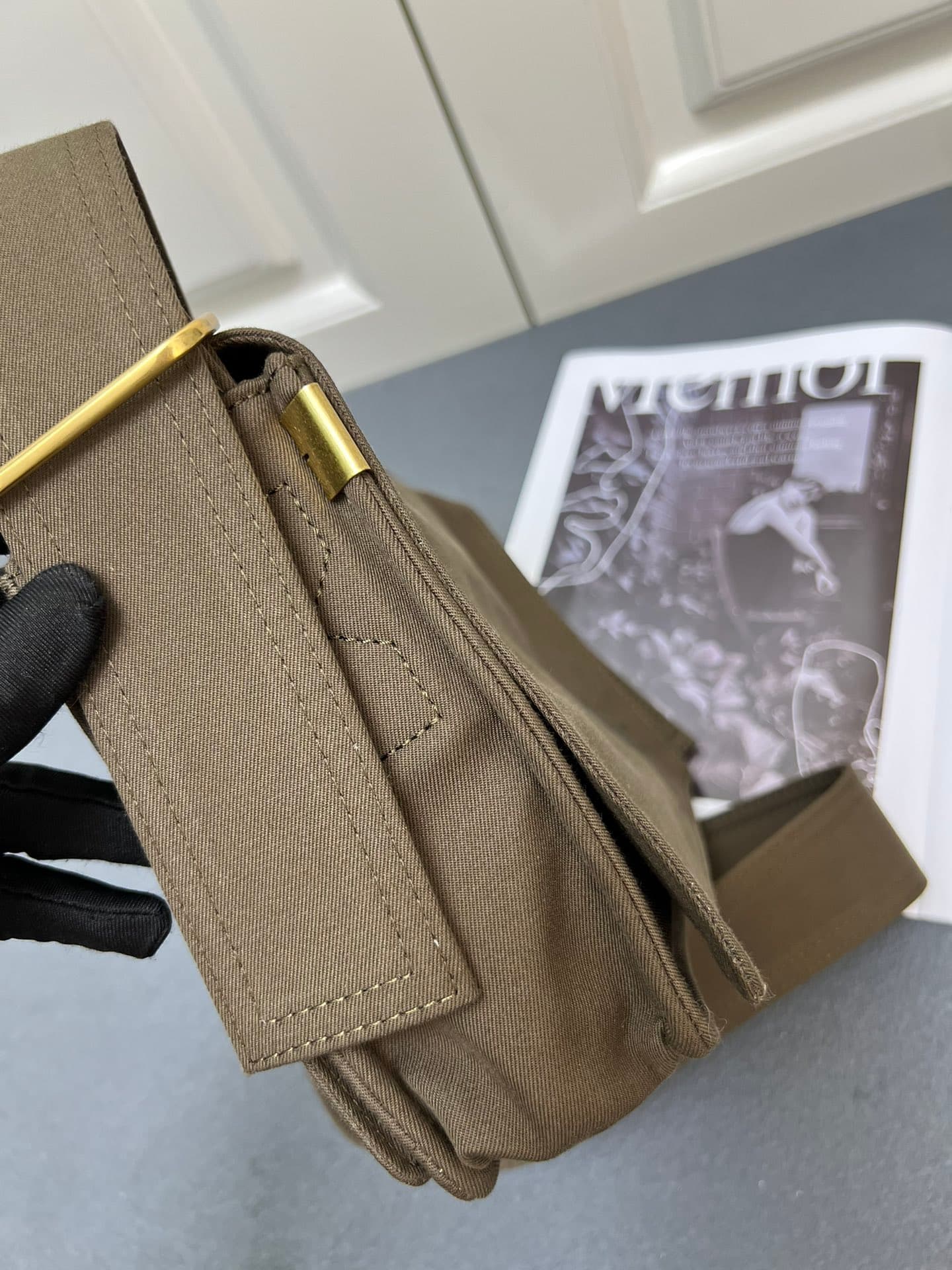 C29 ¥ 【B家】Burberry's latest tote bag, gender-neutral adjustable shoulder straps 
Open-front design with B-shaped clasp side shoulder straps 
2 external flip-lock pockets, zipper inner pockets and insert pockets 
Glossy metal accessories — image 5