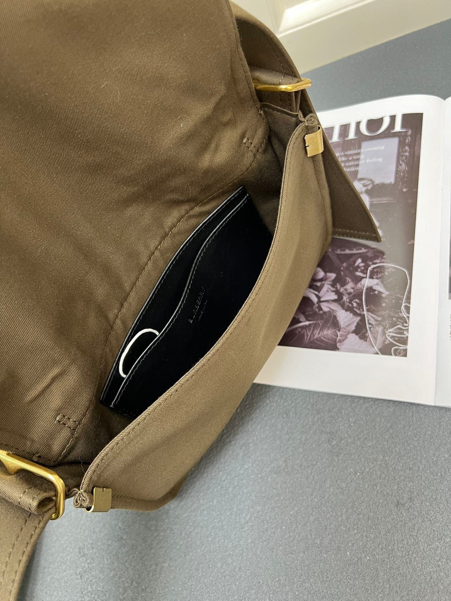 C29 ¥ 【B家】Burberry's latest tote bag, gender-neutral adjustable shoulder straps 
Open-front design with B-shaped clasp side shoulder straps 
2 external flip-lock pockets, zipper inner pockets and insert pockets 
Glossy metal accessories — image 7
