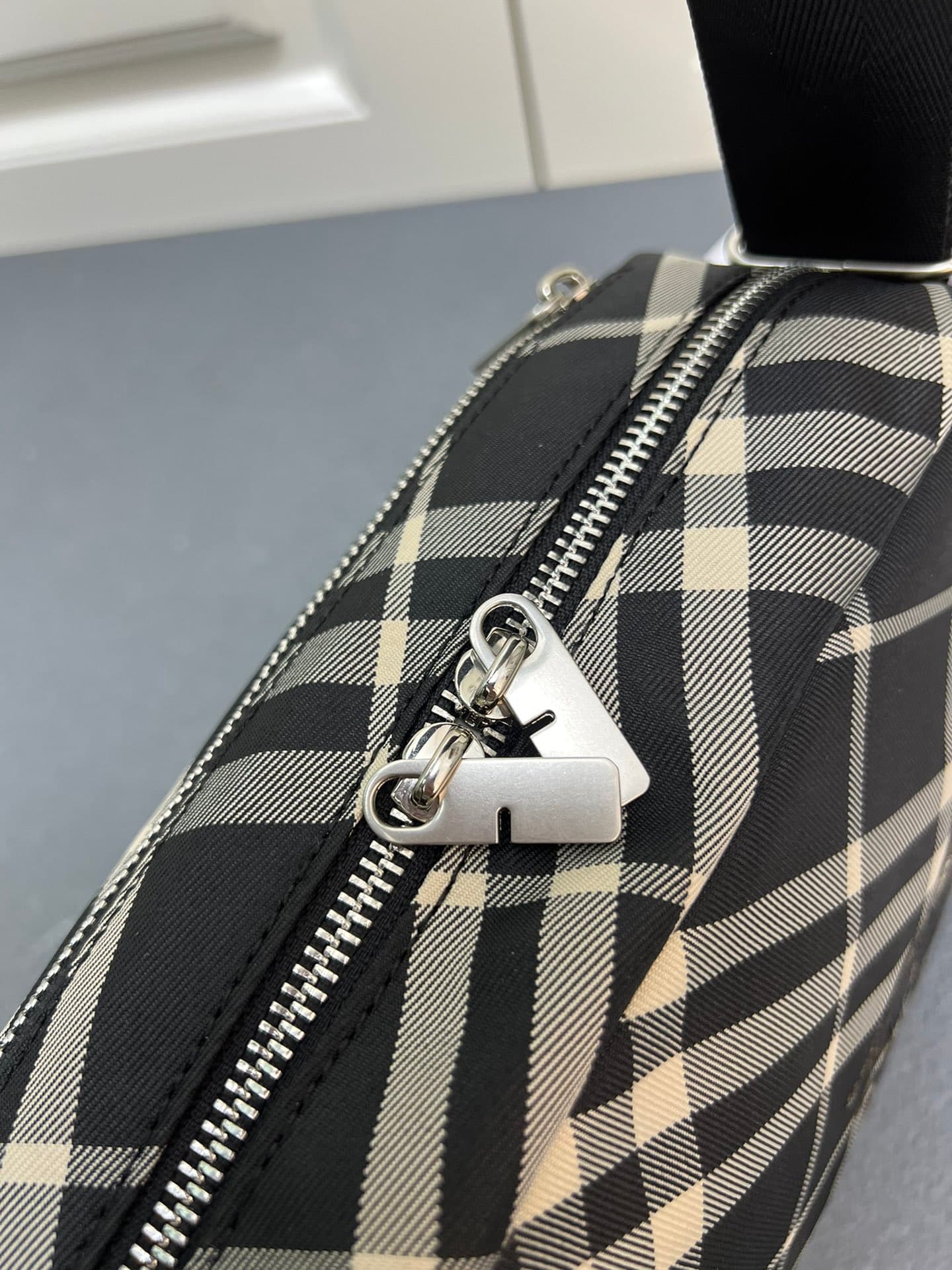 C33 ¥ (B brand) crossbody backpack, adorned with fine-woven Burberry plaid pattern. Features a equestrian emblem (EKD) patch, with a solid-colored lining. Equipped with a B-shaped zipper pull, and has 4 outer pockets for storing various small items. A cla — image 6
