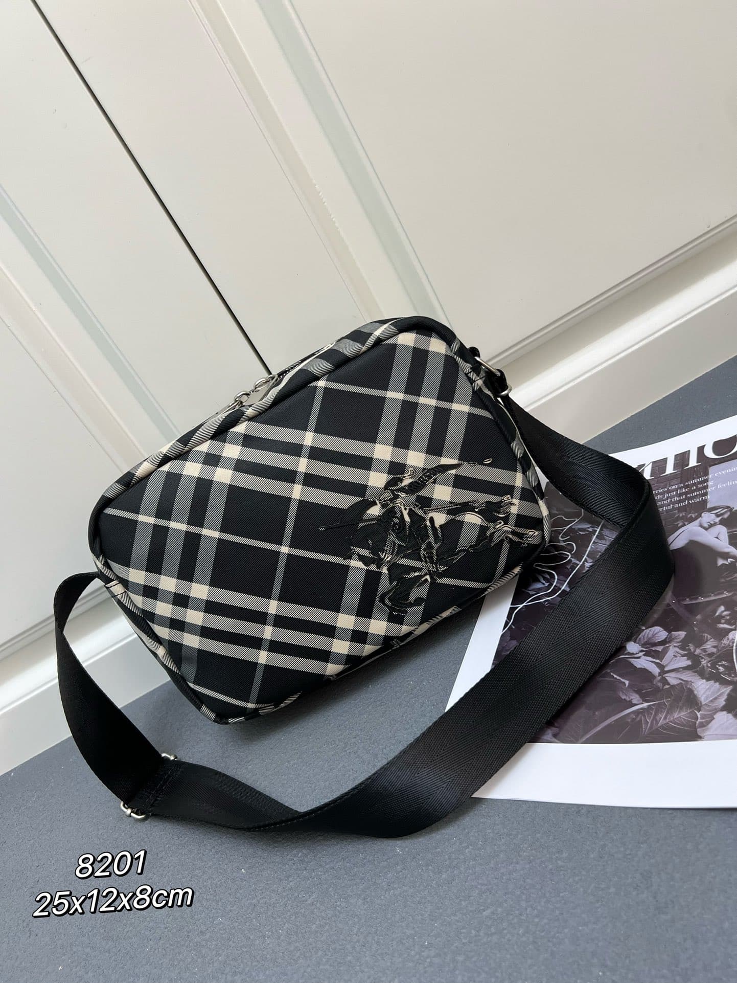 C33 ¥ (B brand) crossbody backpack, adorned with fine-woven Burberry plaid pattern. Features a equestrian emblem (EKD) patch, with a solid-colored lining. Equipped with a B-shaped zipper pull, and has 4 outer pockets for storing various small items. A cla — image 2
