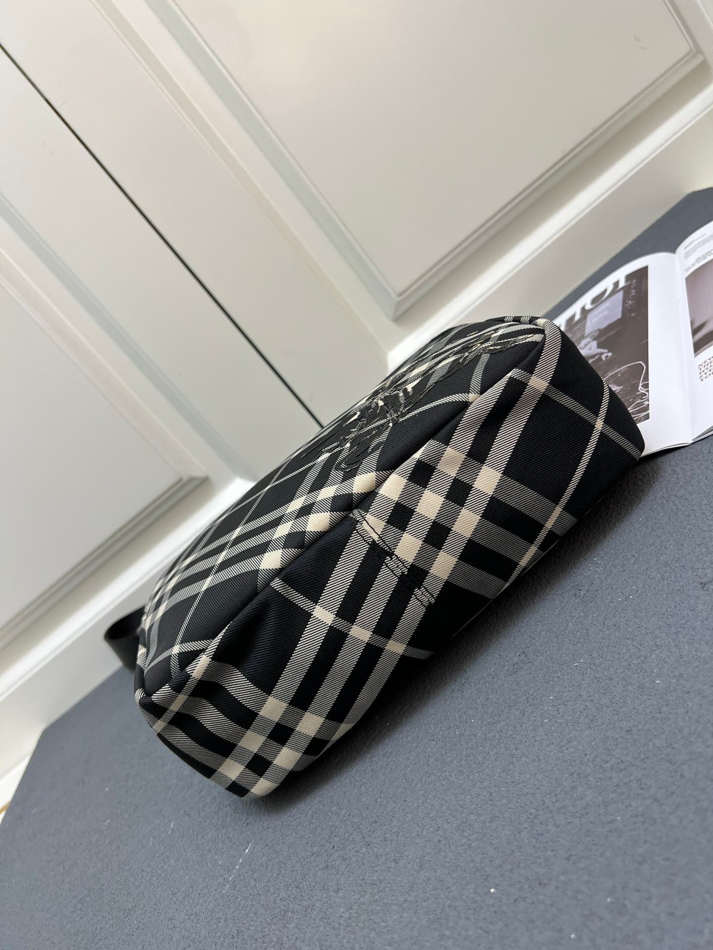 C33 ¥ (B brand) crossbody backpack, adorned with fine-woven Burberry plaid pattern. Features a equestrian emblem (EKD) patch, with a solid-colored lining. Equipped with a B-shaped zipper pull, and has 4 outer pockets for storing various small items. A cla — image 8