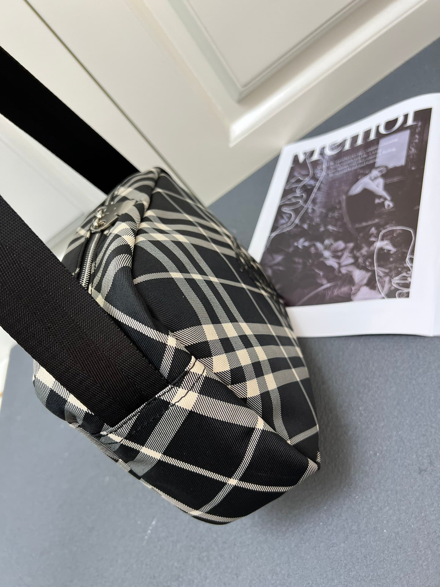 C33 ¥ (B brand) crossbody backpack, adorned with fine-woven Burberry plaid pattern. Features a equestrian emblem (EKD) patch, with a solid-colored lining. Equipped with a B-shaped zipper pull, and has 4 outer pockets for storing various small items. A cla — image 5