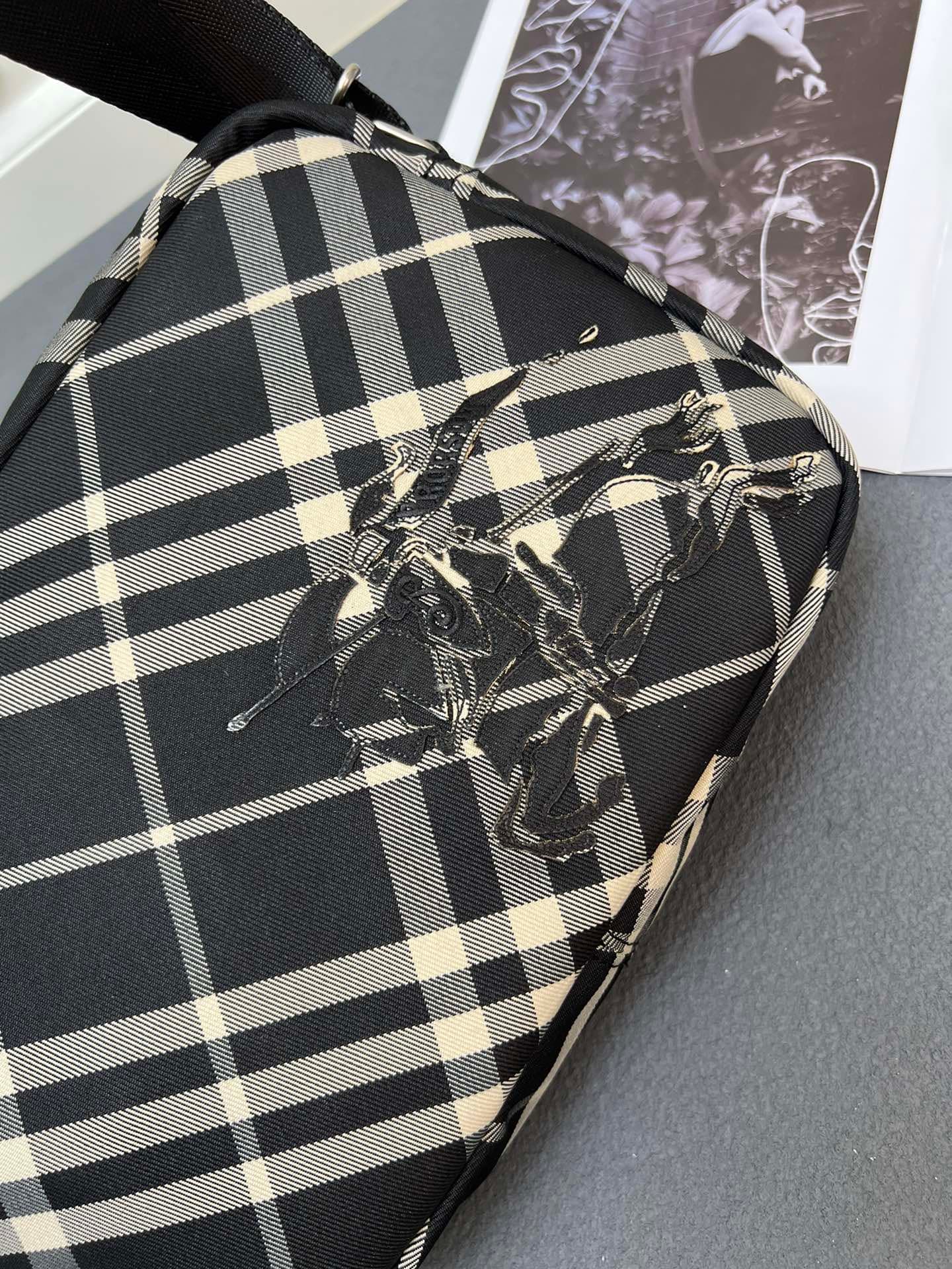 C33 ¥ (B brand) crossbody backpack, adorned with fine-woven Burberry plaid pattern. Features a equestrian emblem (EKD) patch, with a solid-colored lining. Equipped with a B-shaped zipper pull, and has 4 outer pockets for storing various small items. A cla — image 7